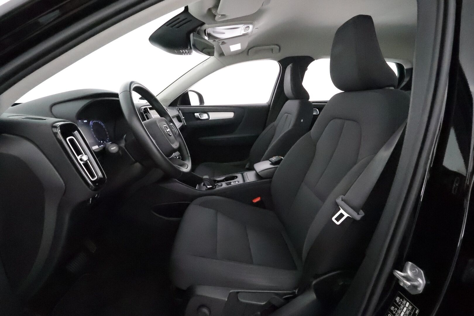 Volvo XC40 2021 B4 AWD MHEV Business aut - 3,99 % KORKOTARJOUS TÄHÄN AUTOON - 1OM Suomiauto / Webasto / Adapt.Vakkari / Vetokoukku / Peruutuskamera / Ratinlämmitys / Apple&Android / Hyvät varusteet!