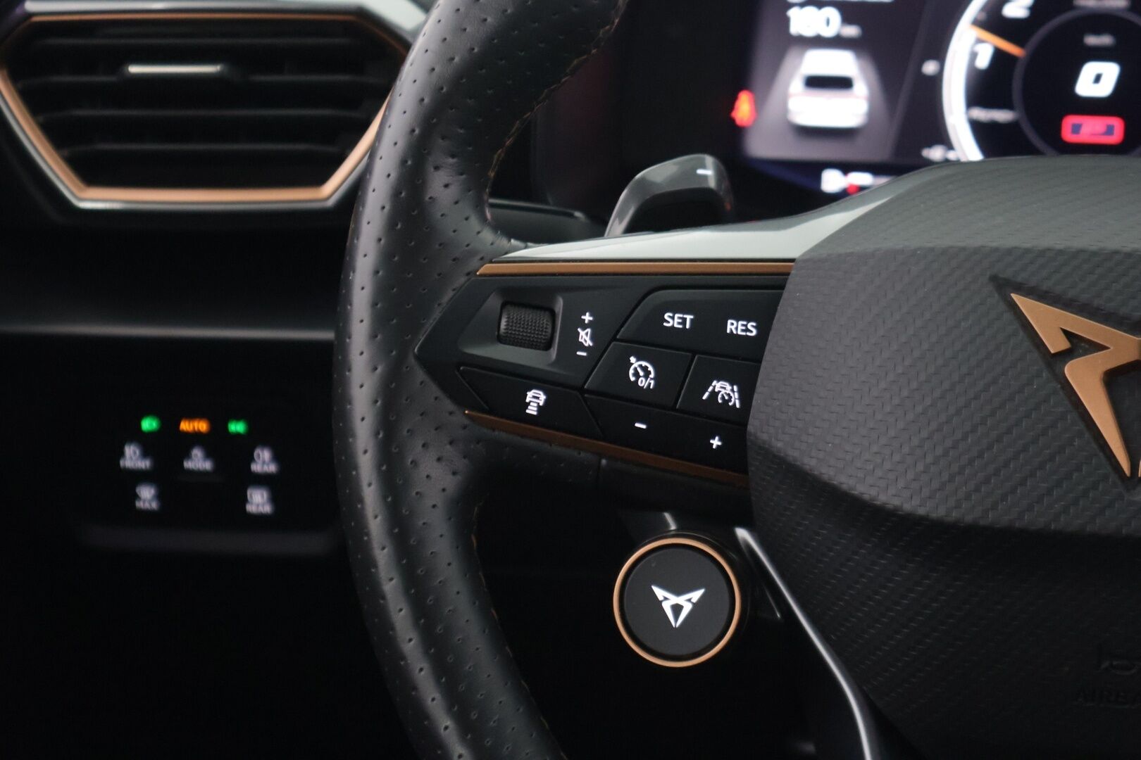 Cupra Leon 2021 2,0 TSI 228 kW 4Drive** DSG / Beats / Acc/ Digimittari / Kamera / Sporttipenkit/  DCC alusta / Ledit - Kahdet renkaat / Merkki huollettu / Nelikko - HULLUT BLACKWEEK JATKOT - KORKOTARJOUS 2,49%