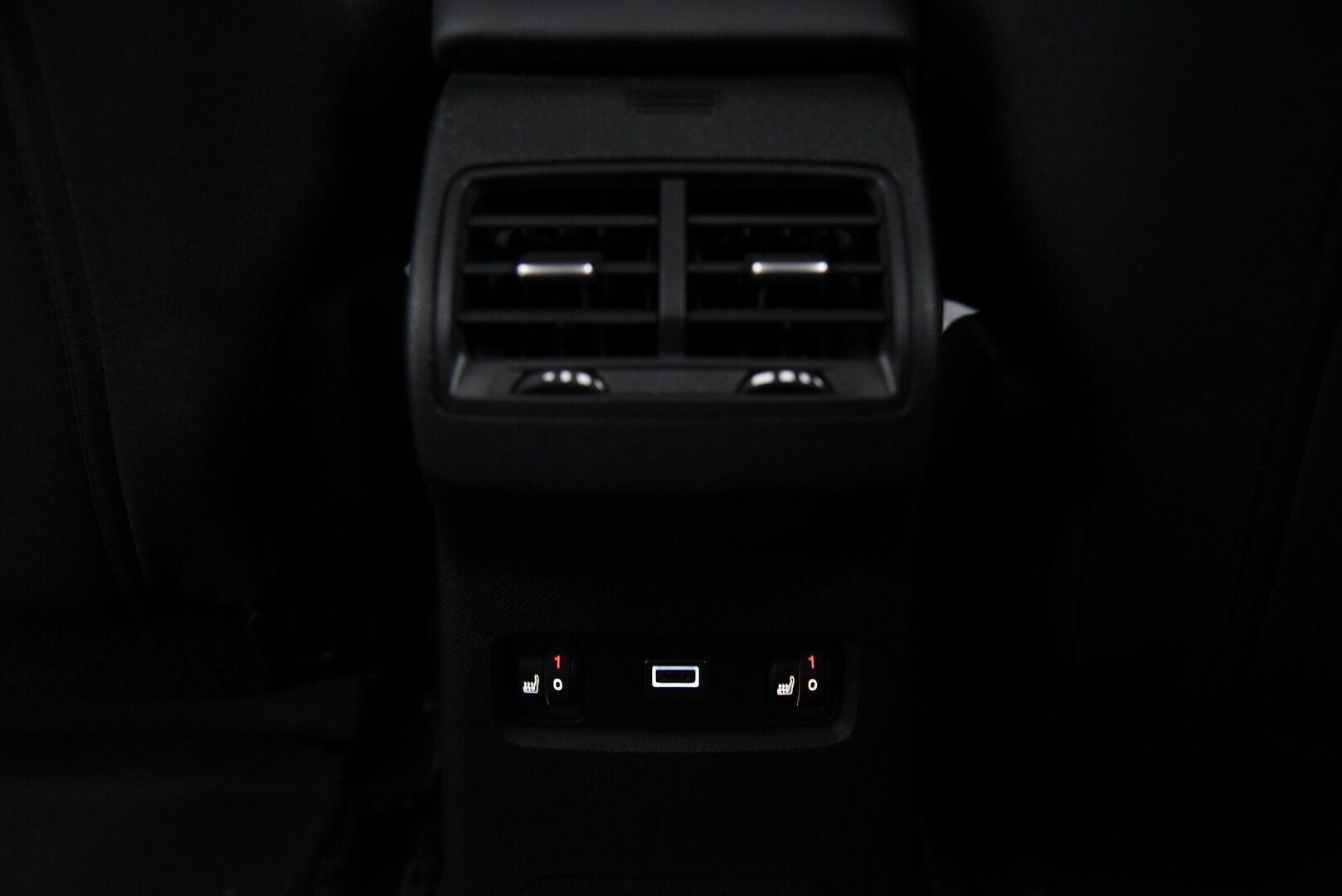 Citroen C4 2021 PureTech 130 Feel Pack / LED / Vakkari / HUD / P.kamera /  Apple & Android - Siisti Suomi-auto merkkiliikkeen huoltohistorialla! 