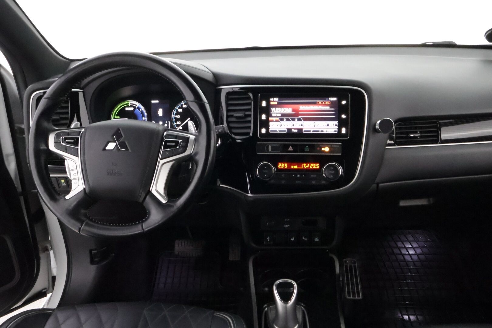 Mitsubishi Outlander 2019 Business X 4WD 5P * Timanttinahat / EV Remote / Lohko & Sisäpistoke / Vetokoukku / 360-Kamera / Hyvät varusteet! - 2x Hyvät Renkaat Aluvantein / Juuri tullut Tampereelle!