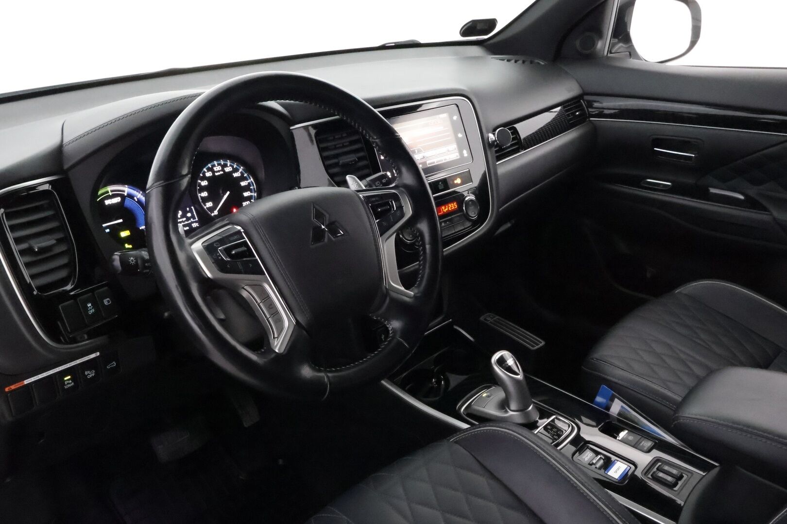 Mitsubishi OUTLANDER PHEV 2019 Business X 4WD 5P - Timanttinahat | EV Remote | Lohko & Sisäpistoke | Vetokoukku | 360-Kamera | Hyvät varusteet!