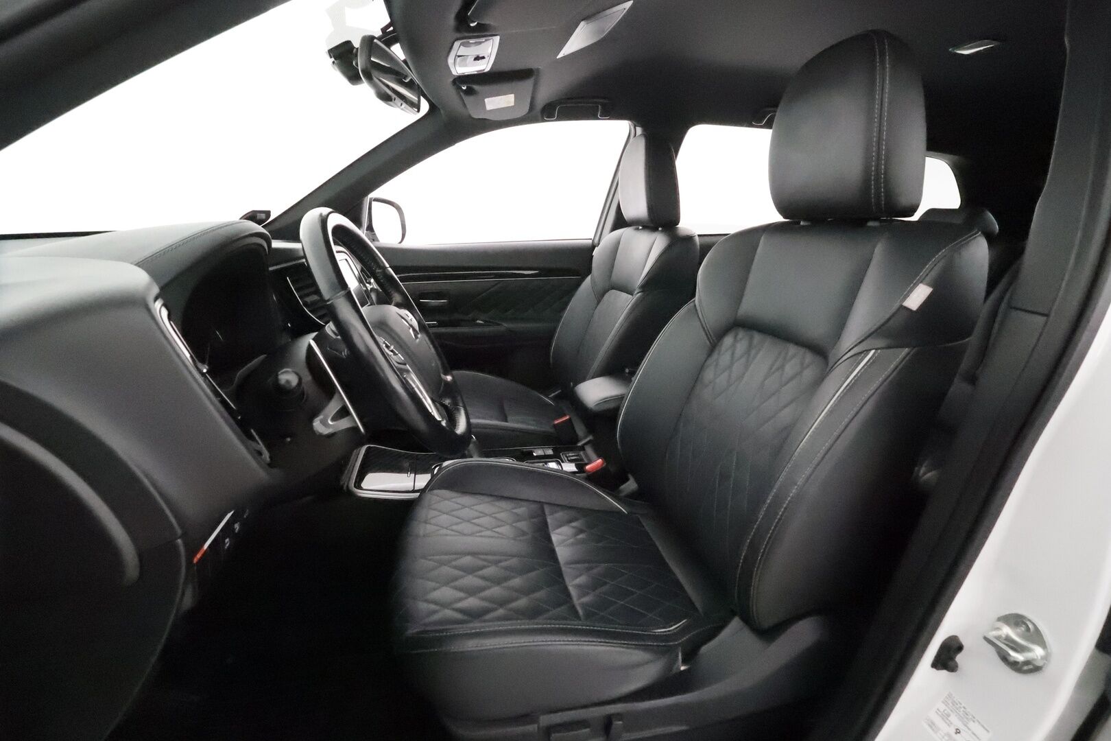 Mitsubishi Outlander PHEV 2019 Business X **Vakkari / 360.kamera / LED / KeylessGo / Timanttinahat / Sähköpenkit / Koukku** - Merkkihuollettu / Kahdet renkaat aluvanteilla