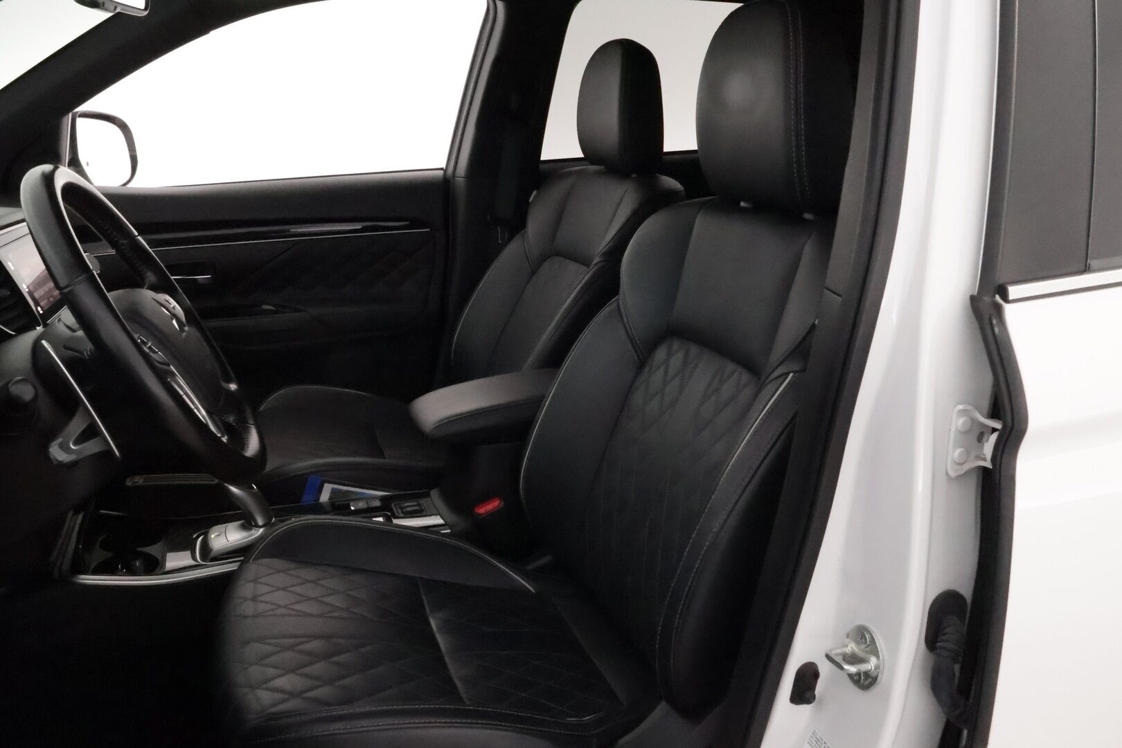 Mitsubishi Outlander 2019 Business X 4WD 5P * Timanttinahat / EV Remote / Lohko & Sisäpistoke / Vetokoukku / 360-Kamera / Hyvät varusteet! - 2x Hyvät Renkaat Aluvantein / Juuri tullut Tampereelle!