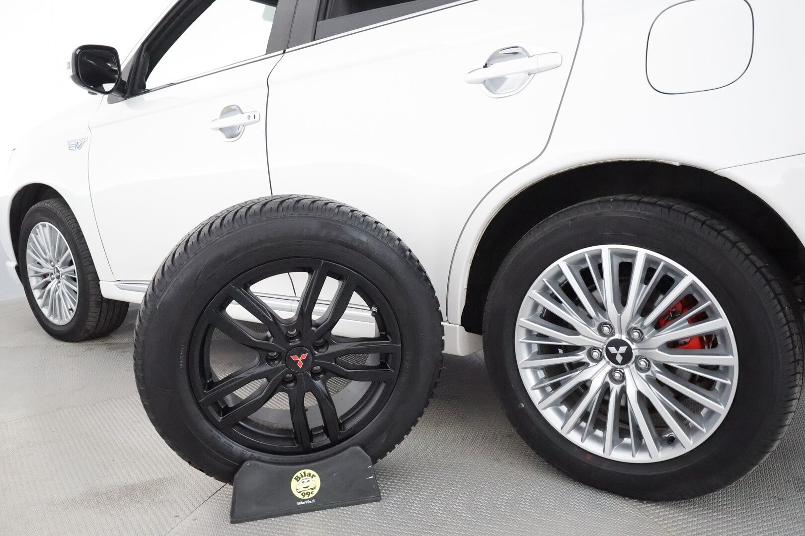 Mitsubishi Outlander PHEV 2019 Business X **Vakkari / 360.kamera / LED / KeylessGo / Timanttinahat / Sähköpenkit / Koukku** - Merkkihuollettu / Kahdet renkaat aluvanteilla