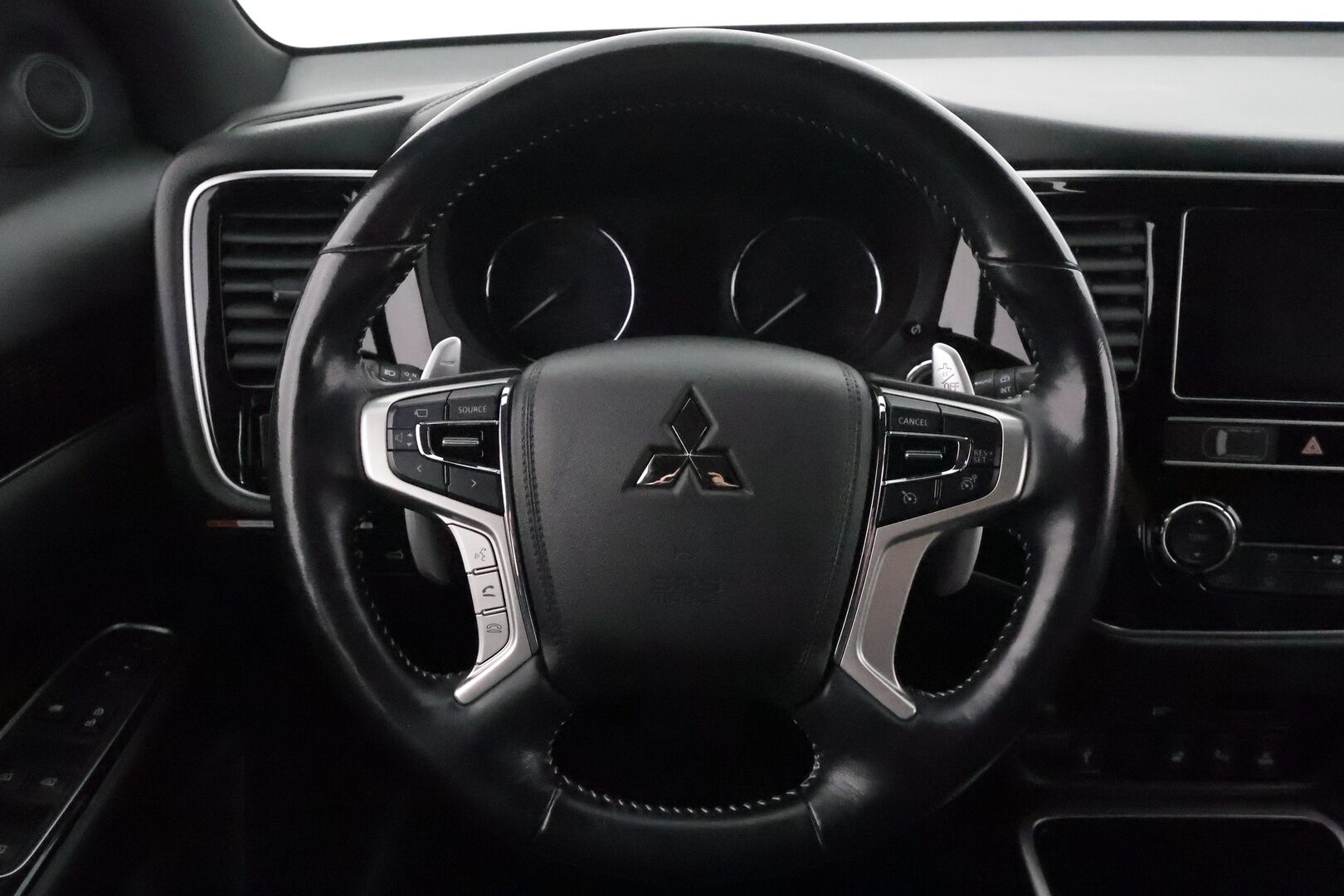 Mitsubishi Outlander PHEV 2019 Business X **Vakkari / 360.kamera / LED / KeylessGo / Timanttinahat / Sähköpenkit / Koukku** - Merkkihuollettu / Kahdet renkaat aluvanteilla