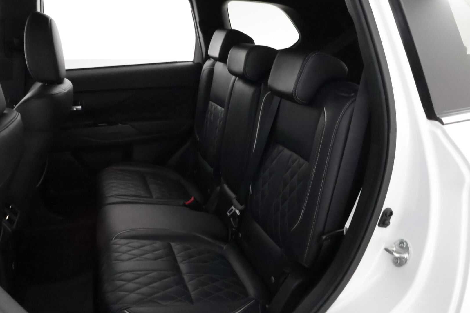 Mitsubishi Outlander 2019 Business X 4WD 5P * Timanttinahat / EV Remote / Lohko & Sisäpistoke / Vetokoukku / 360-Kamera / Hyvät varusteet! - 2x Hyvät Renkaat Aluvantein / Juuri tullut Tampereelle!