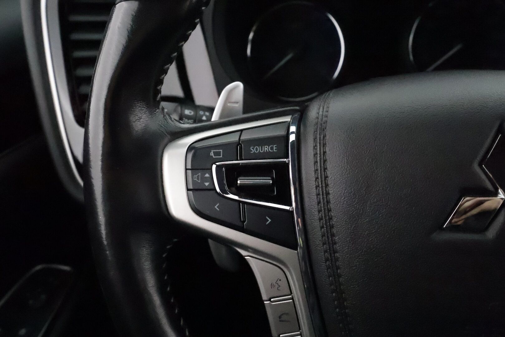 Mitsubishi Outlander PHEV 2019 Business X 4WD 5P * 360-Kamera / Vetokoukku / Tikattu Nahkasisusta / LED / Ratinlämmitys * - Merkkihuollettu / Kahdet renkaat aluvanteilla