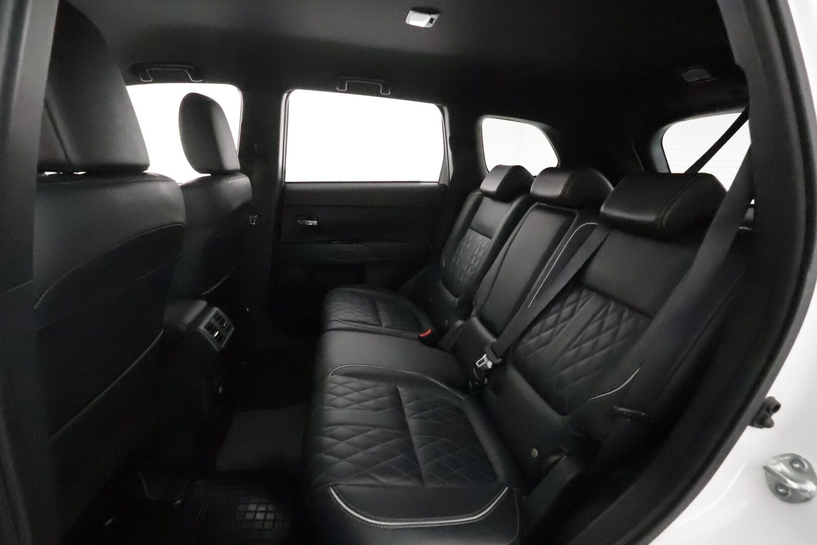 Mitsubishi Outlander PHEV 2019 Business X **Vakkari / 360.kamera / LED / KeylessGo / Timanttinahat / Sähköpenkit / Koukku** - Merkkihuollettu / Kahdet renkaat aluvanteilla