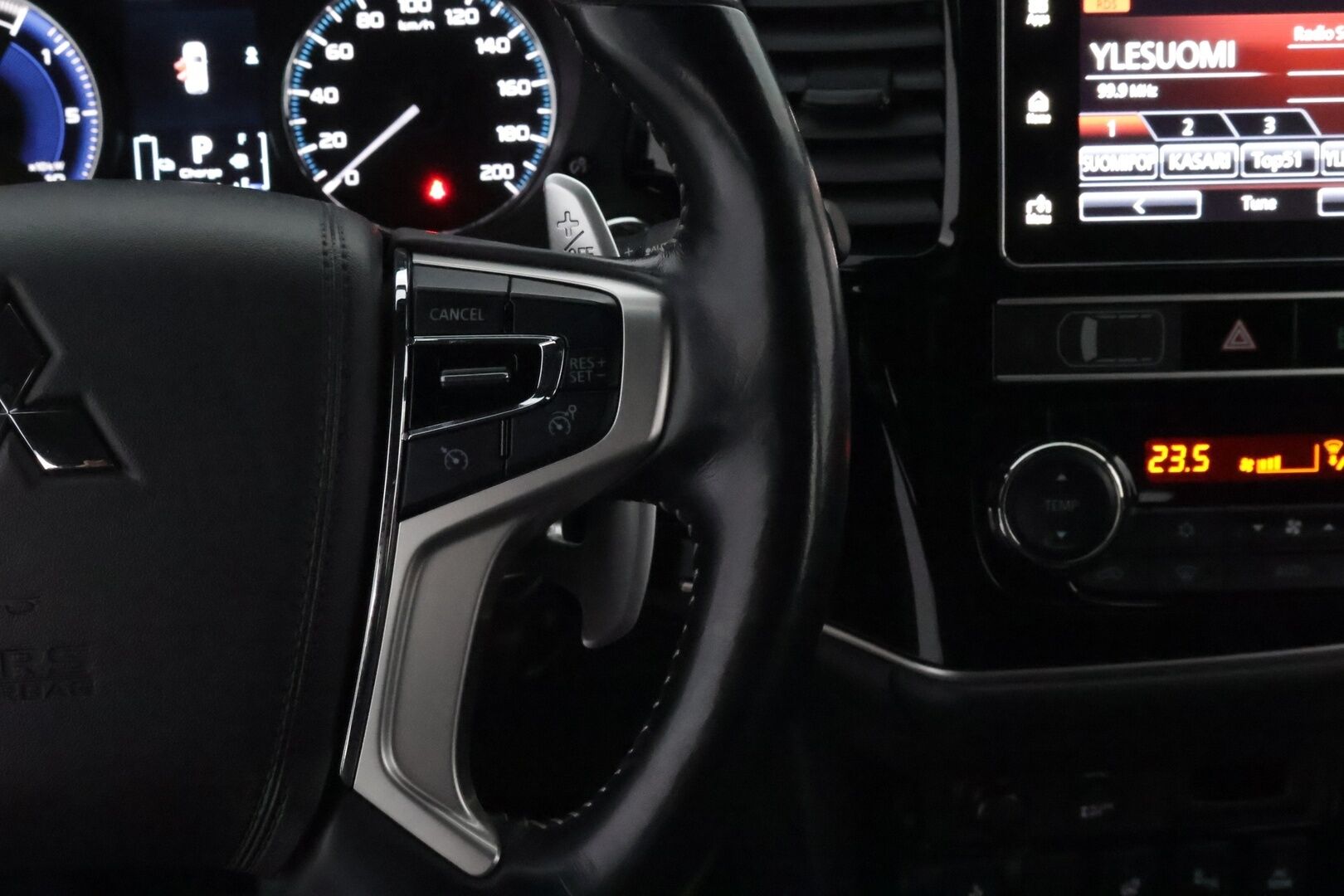 Mitsubishi Outlander 2019 Business X 4WD 5P * Timanttinahat / EV Remote / Lohko & Sisäpistoke / Vetokoukku / 360-Kamera / Hyvät varusteet! - 2x Hyvät Renkaat Aluvantein / Juuri tullut Tampereelle!