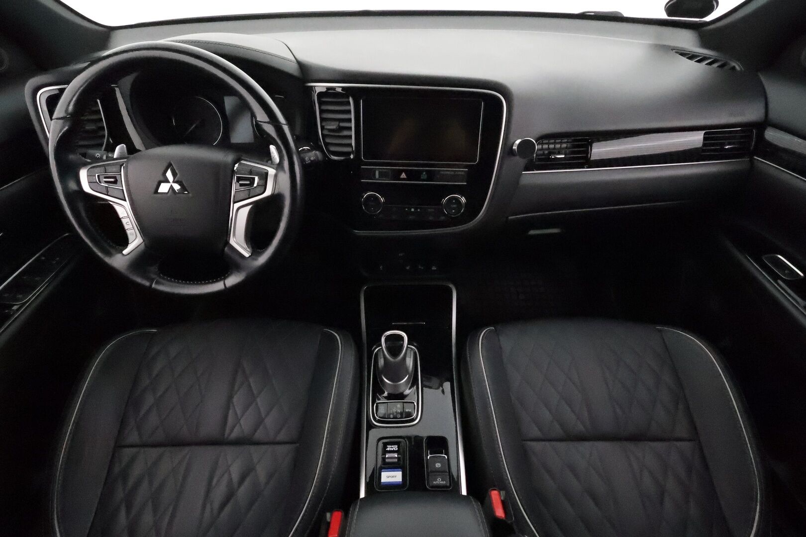 Mitsubishi Outlander PHEV 2019 Business X **Vakkari / 360.kamera / LED / KeylessGo / Timanttinahat / Sähköpenkit / Koukku** - Merkkihuollettu / Kahdet renkaat aluvanteilla