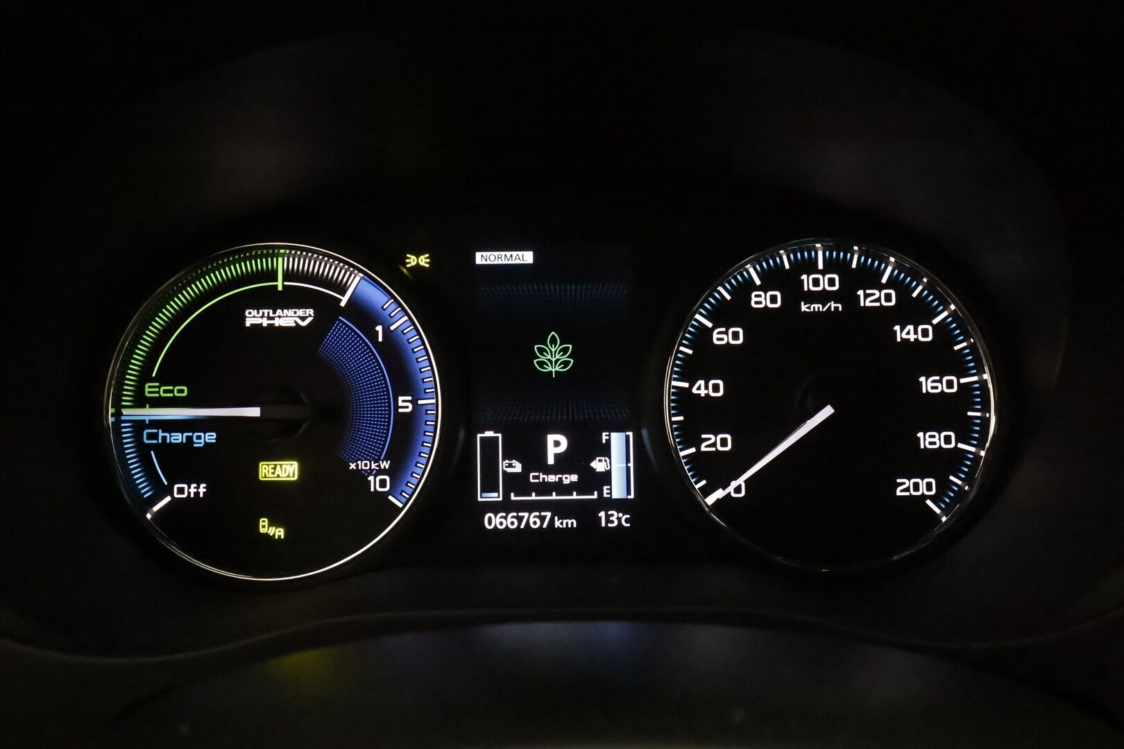 Mitsubishi Outlander PHEV 2019 Business X **Vakkari / 360.kamera / LED / KeylessGo / Timanttinahat / Sähköpenkit / Koukku** - Merkkihuollettu / Kahdet renkaat aluvanteilla