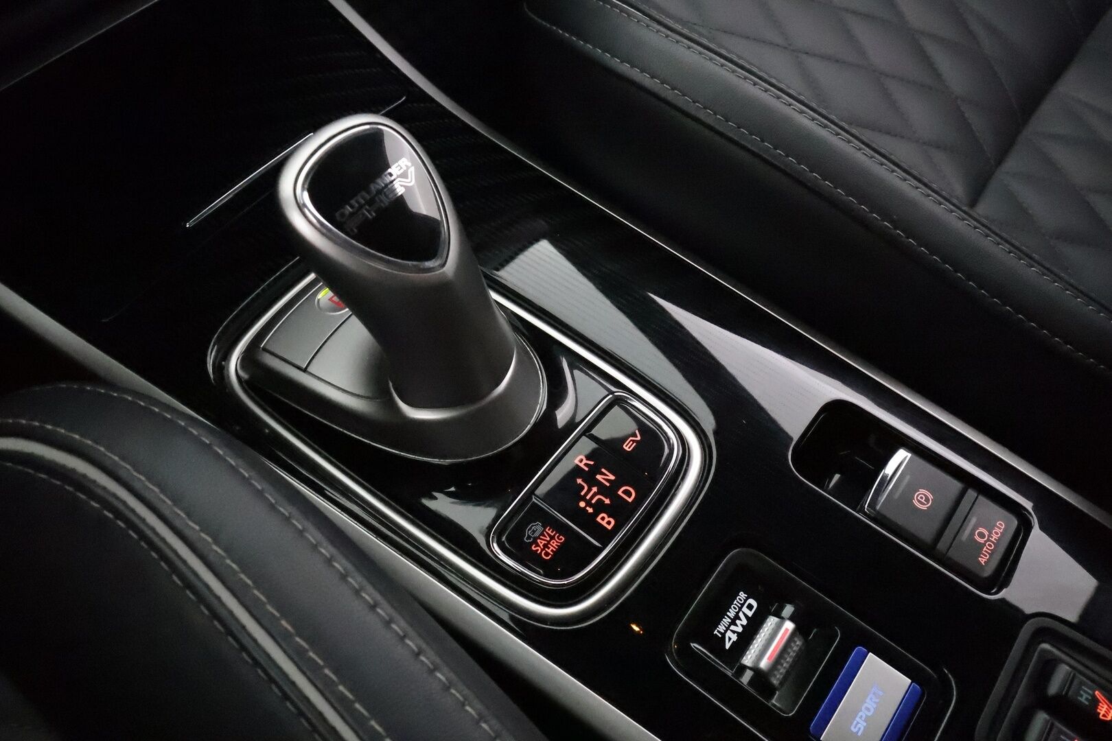 Mitsubishi Outlander PHEV 2019 Business X **Vakkari / 360.kamera / LED / KeylessGo / Timanttinahat / Sähköpenkit / Koukku** - Merkkihuollettu / Kahdet renkaat aluvanteilla