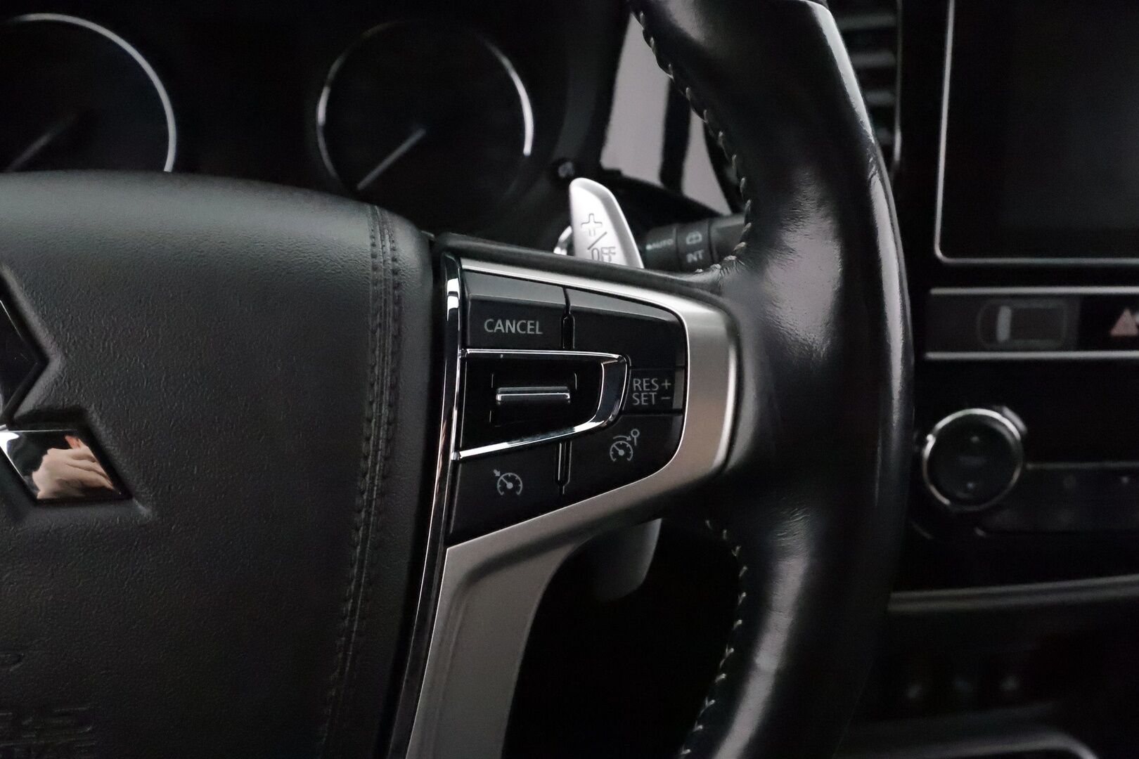 Mitsubishi Outlander PHEV 2019 Business X **Vakkari / 360.kamera / LED / KeylessGo / Timanttinahat / Sähköpenkit / Koukku** - Merkkihuollettu / Kahdet renkaat aluvanteilla