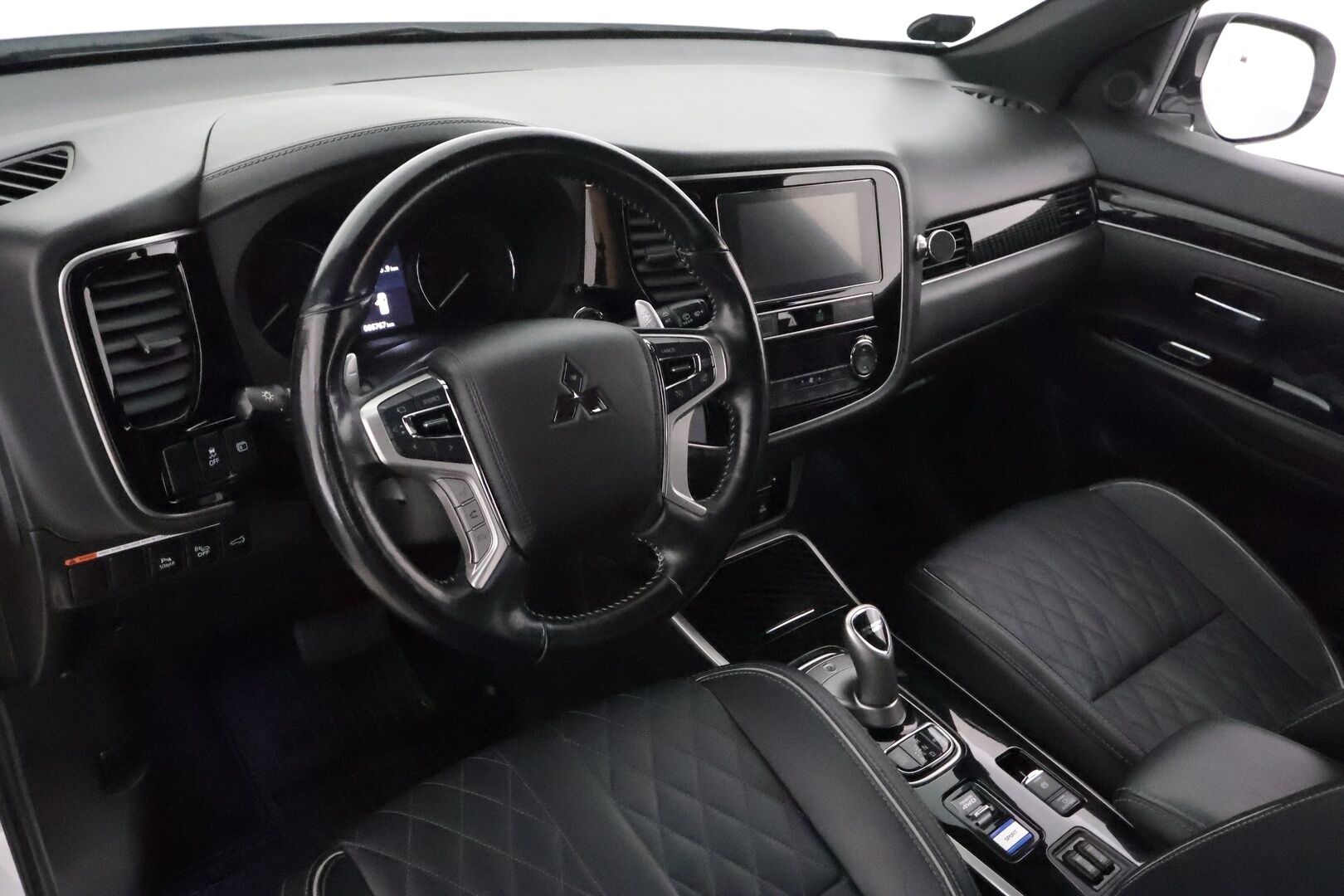 Mitsubishi Outlander PHEV 2019 Business X **Vakkari / 360.kamera / LED / KeylessGo / Timanttinahat / Sähköpenkit / Koukku** - Merkkihuollettu / Kahdet renkaat aluvanteilla