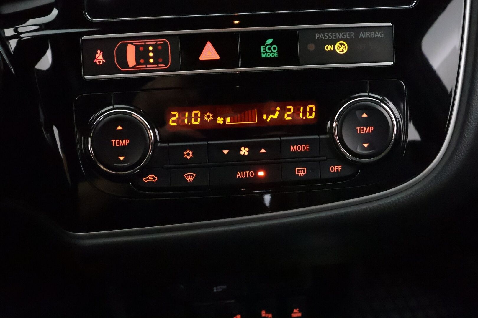 Mitsubishi Outlander PHEV 2019 Business X **Vakkari / 360.kamera / LED / KeylessGo / Timanttinahat / Sähköpenkit / Koukku** - Merkkihuollettu / Kahdet renkaat aluvanteilla