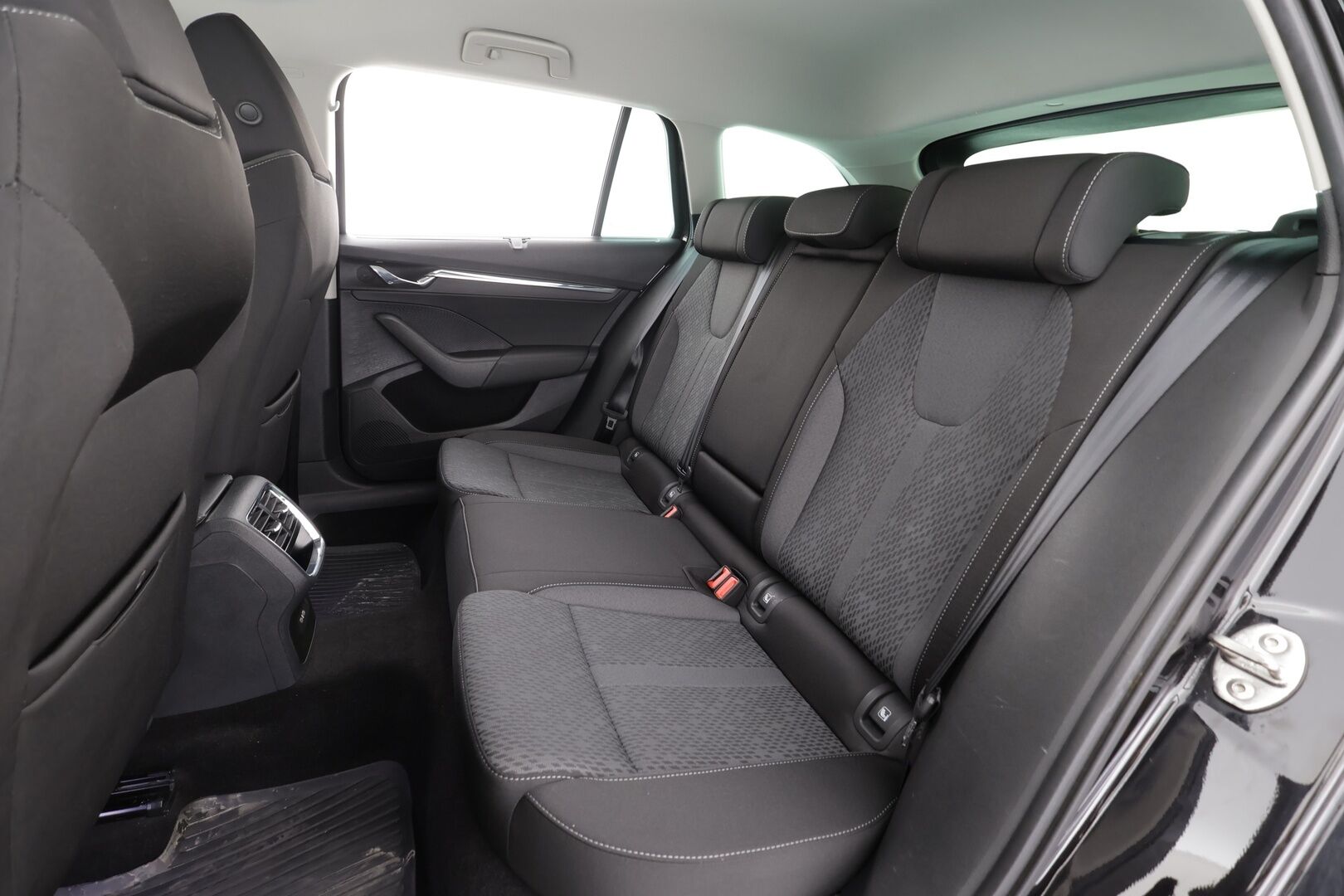 Skoda Octavia 2021 Combi 1,5 TSI Style eTEC DSG * ACC / P.kamera / Matrix LED / Webasto / KeylessGo / Digimittaristo / Navi * - Kahdet renkaat aluvanteilla / Merkkihuollettu - HULLUT BLACKWEEK JATKOT - KORKOTARJOUS 2,49%