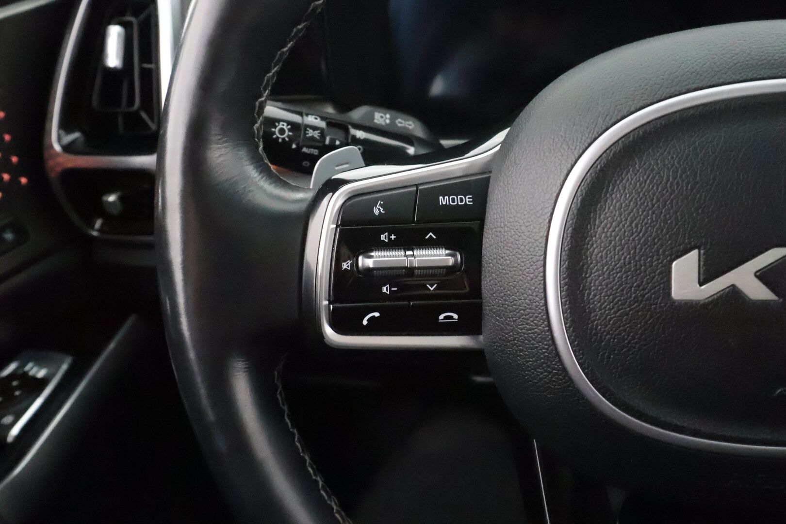 Kia Sorento 2023 1,6 T-GDI Plug-in Hybrid AWD Business Luxury AT 7P * ACC / HUD / 360° / Bose / Panorama / Ilmastoidut nahat / KeylessGo * - 1.Om Suomi-auto / Akku kuntotarkastettu SoH 98.2% / Muistipenkki / Kahdet renkaat aluvanteilla / Merkkihuollettu  / Huippuvarusteet