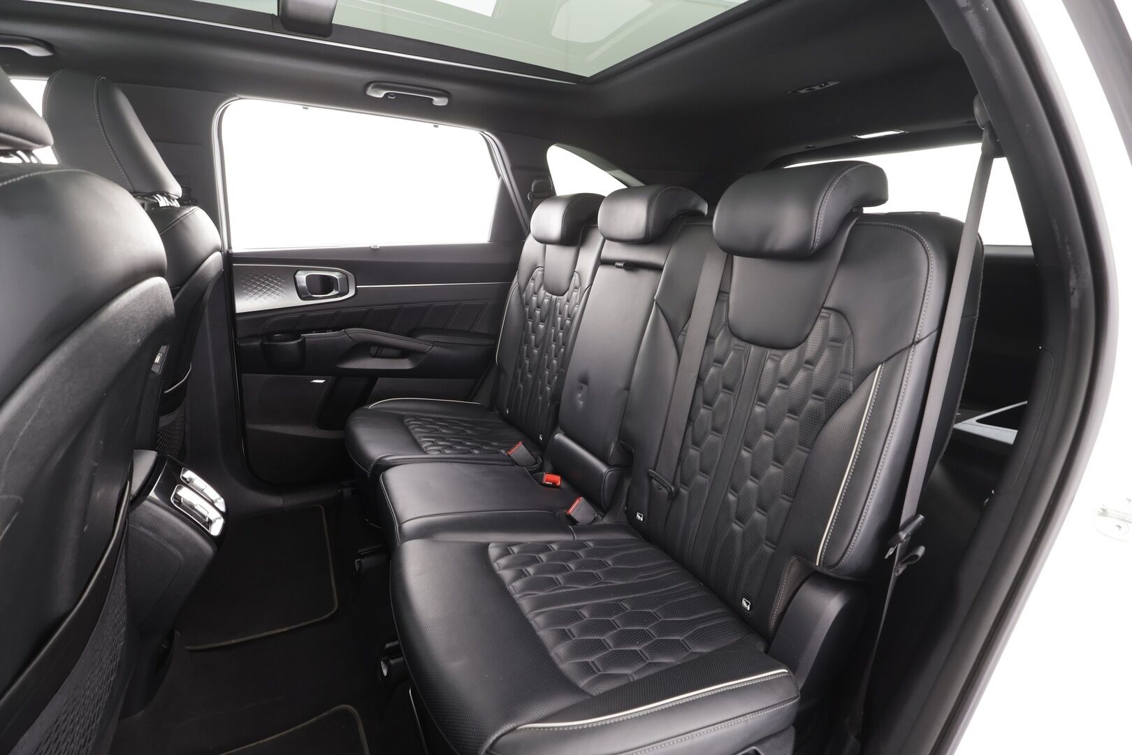 Kia Sorento 2023 1,6 T-GDI Plug-in Hybrid AWD Business Luxury AT 7P * ACC / HUD / 360° / Bose / Panorama / Ilmastoidut nahat / KeylessGo * - 1.Om Suomi-auto / Akku kuntotarkastettu SoH 98.2% / Muistipenkki / Kahdet renkaat aluvanteilla / Merkkihuollettu  / Huippuvarusteet