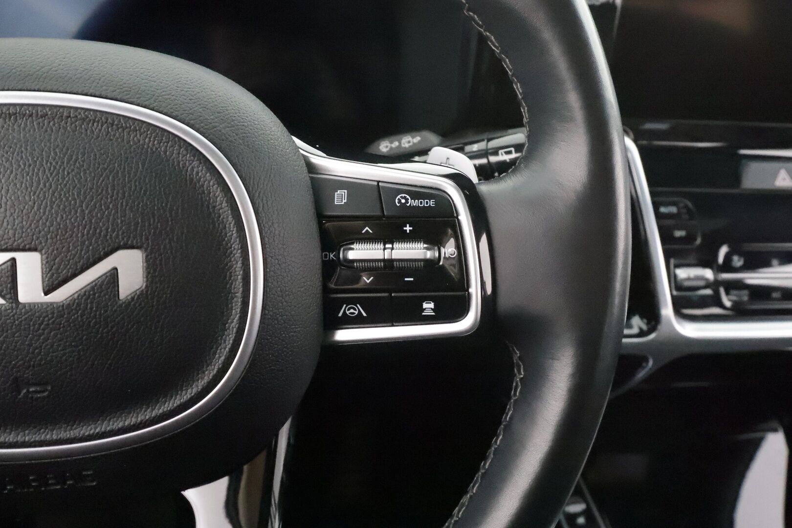 Kia Sorento 2023 1,6 T-GDI Plug-in Hybrid AWD Business Luxury AT 7P * ACC / HUD / 360° / Bose / Panorama / Ilmastoidut nahat / KeylessGo * - 1.Om Suomi-auto / Akku kuntotarkastettu SoH 98.2% / Muistipenkki / Kahdet renkaat aluvanteilla / Merkkihuollettu  / Huippuvarusteet