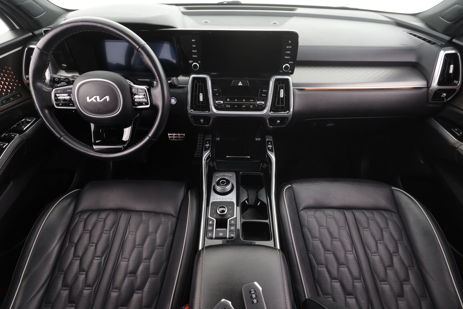 Kia Sorento 2023 1,6 T-GDI Plug-in Hybrid AWD Business Luxury AT 7P * ACC / HUD / 360° / Bose / Panorama / Ilmastoidut nahat / KeylessGo * - 1.Om Suomi-auto / Akku kuntotarkastettu SoH 98.2% / Muistipenkki / Kahdet renkaat aluvanteilla / Merkkihuollettu  / Huippuvarusteet