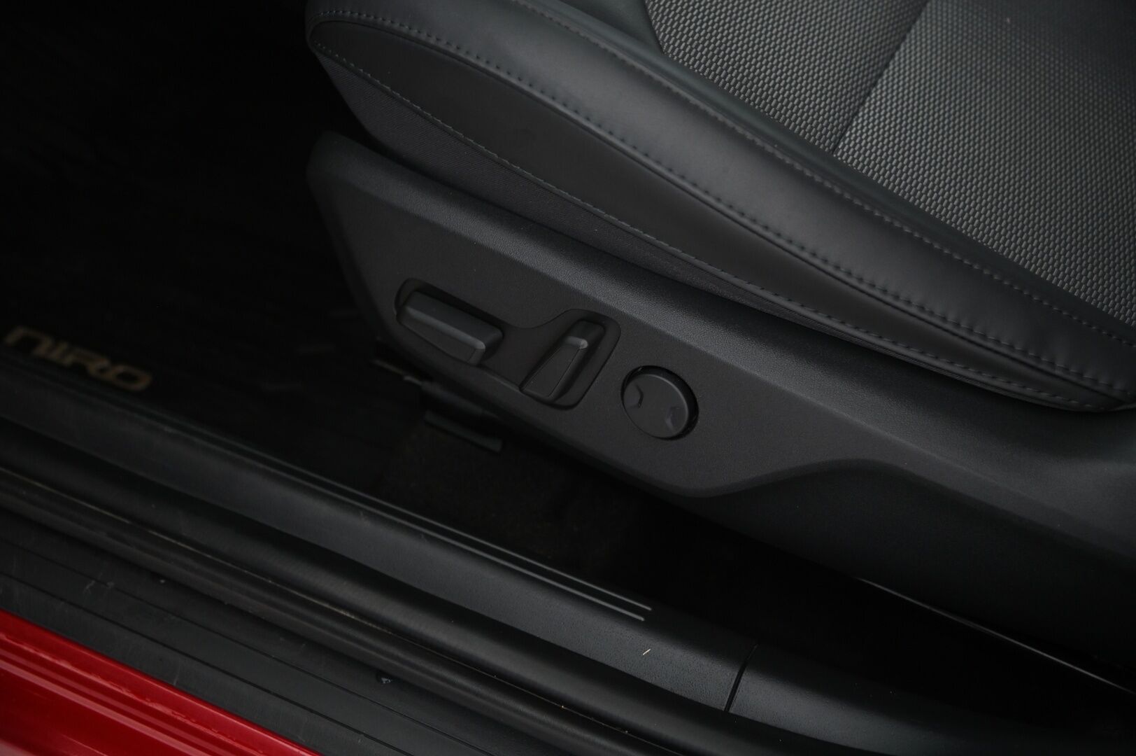 Kia Niro 2023 1,6 GDI Hybrid Business Luxury DCT - Juuri huollettu! | Adapt.vakkari | Navi | 1.om | Suomi-auto | Lohkolämmitin | Applecarplay | Ratinlämmitin | P*kamera | 2x Renkaat & vanteet