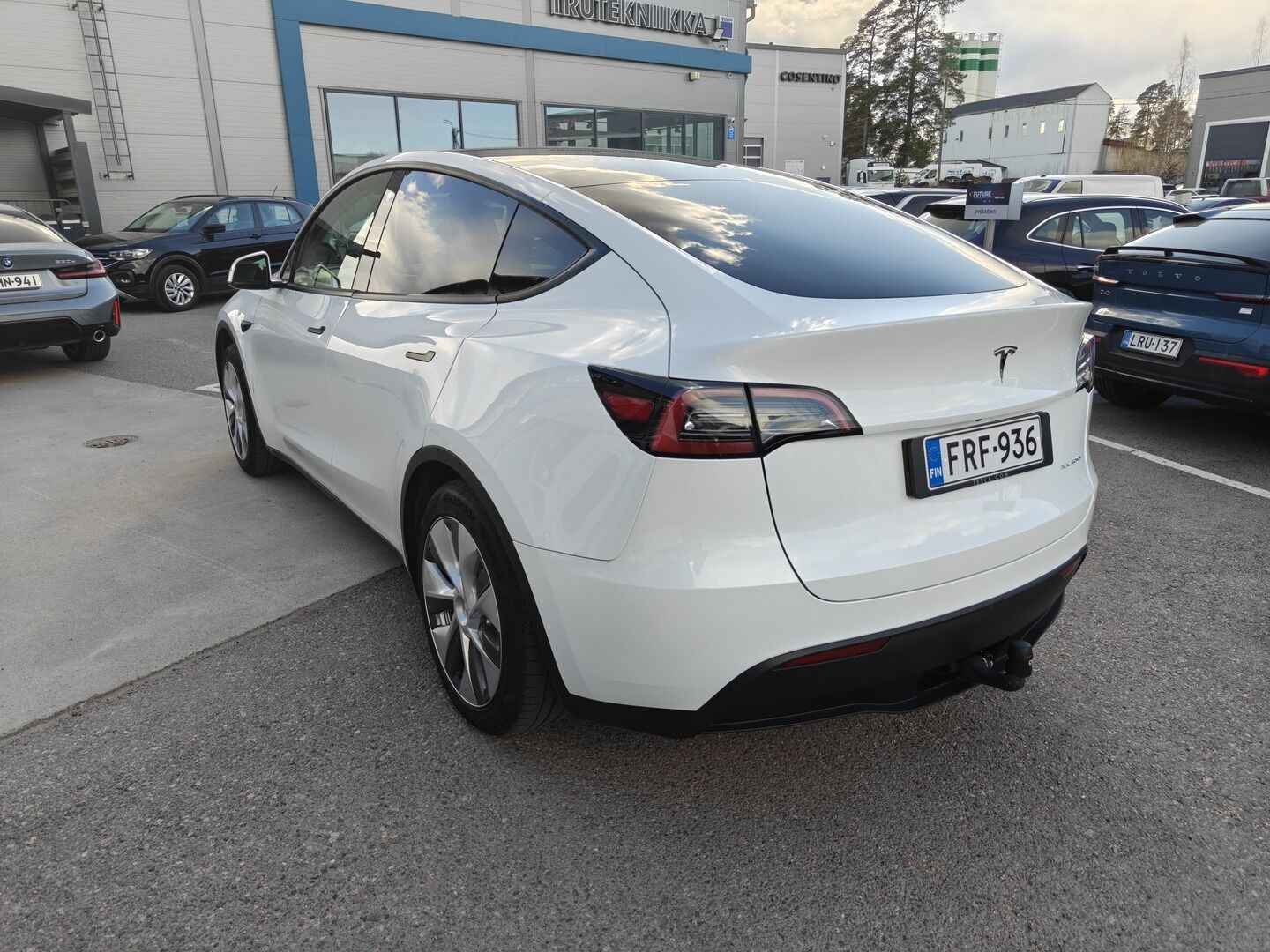Tesla Model Y 2023 Long Range * Koukku / ILP / ACC / Lasikatto / Matrix-LED / P.Kamera / Muistipenkki / Premium Audio / Navi / Keyless * - 1-om Suomi-auto / 2x Latauskaapelit / Kahdet renkaat aluvanteilla - HULLUT AVAJAISHULINAT KORKOTARJOUS 3,29 %