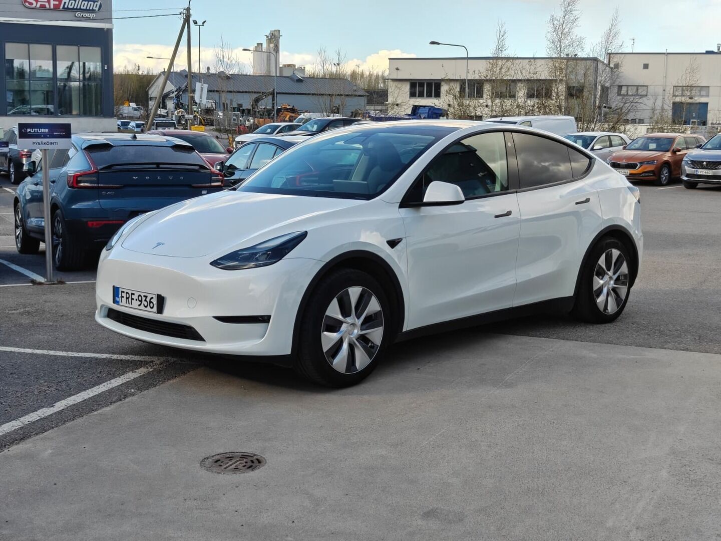 Tesla Model Y 2023 Long Range * Koukku / ILP / ACC / Lasikatto / Matrix-LED / P.Kamera / Muistipenkki / Premium Audio / Navi / Keyless * - 1-om Suomi-auto / 2x Latauskaapelit / Kahdet renkaat aluvanteilla - HULLUT AVAJAISHULINAT KORKOTARJOUS 3,29 %