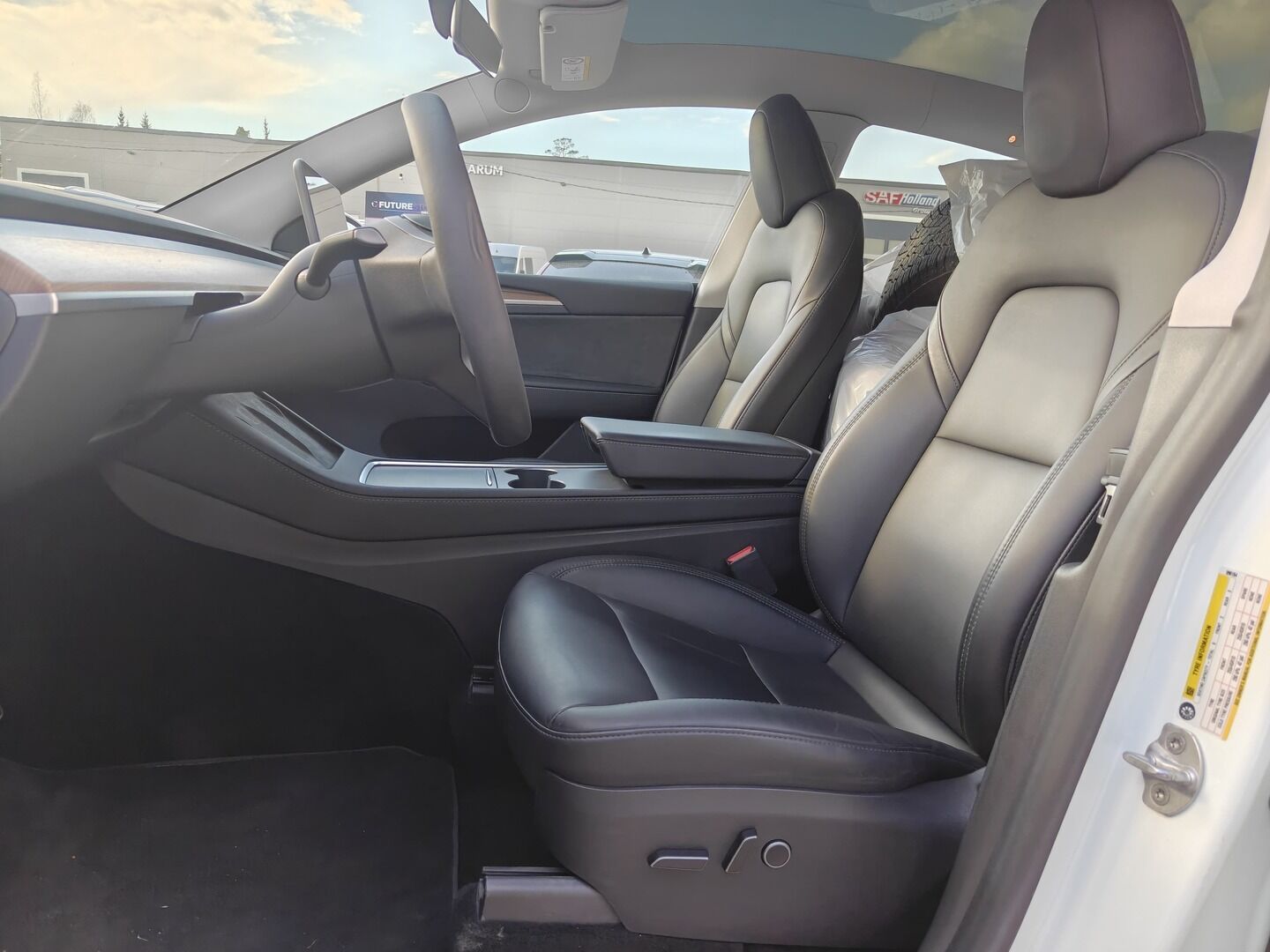 Tesla Model Y 2023 Long Range * Koukku / ILP / ACC / Lasikatto / Matrix-LED / P.Kamera / Muistipenkki / Premium Audio / Navi / Keyless * - 1-om Suomi-auto / 2x Latauskaapelit / Kahdet renkaat aluvanteilla - HULLUT AVAJAISHULINAT KORKOTARJOUS 3,29 %