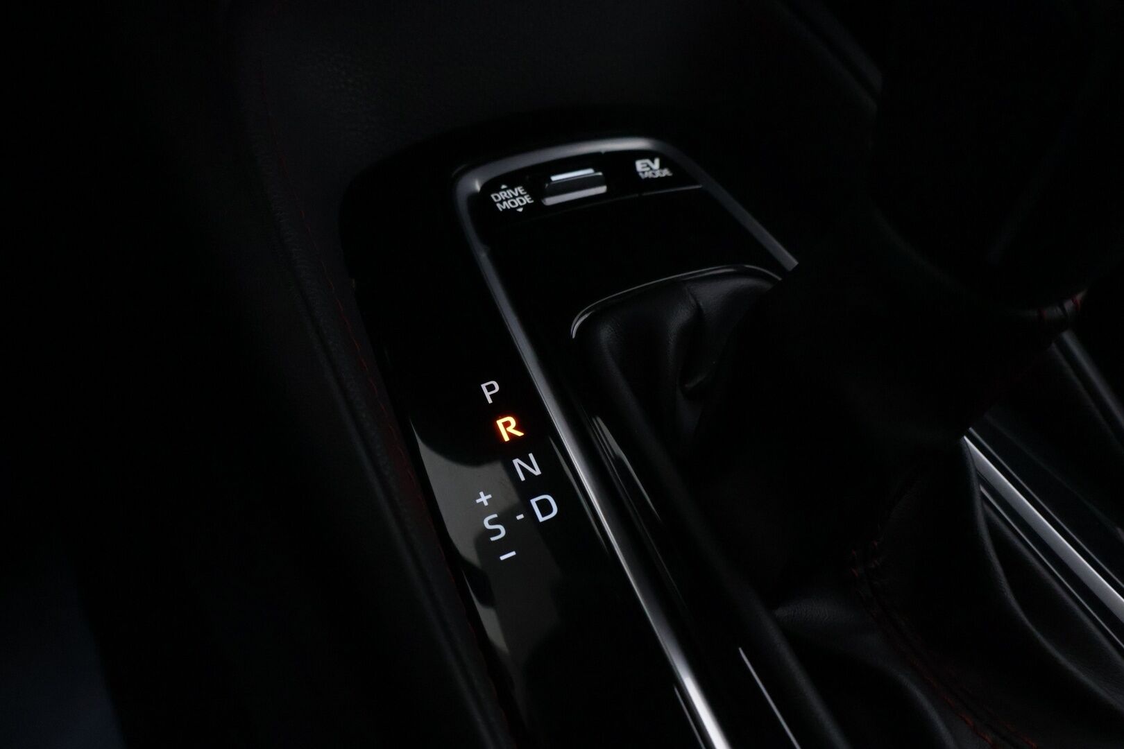 Toyota Corolla 2023 Touring Sports 2,0 Hybrid GR SPORT - Facelift | HUD | ACC | JBL | S.kontti | Navi | Lämoratti | Nahat | Erikoisväri - KORKO VAIN 3,99 %