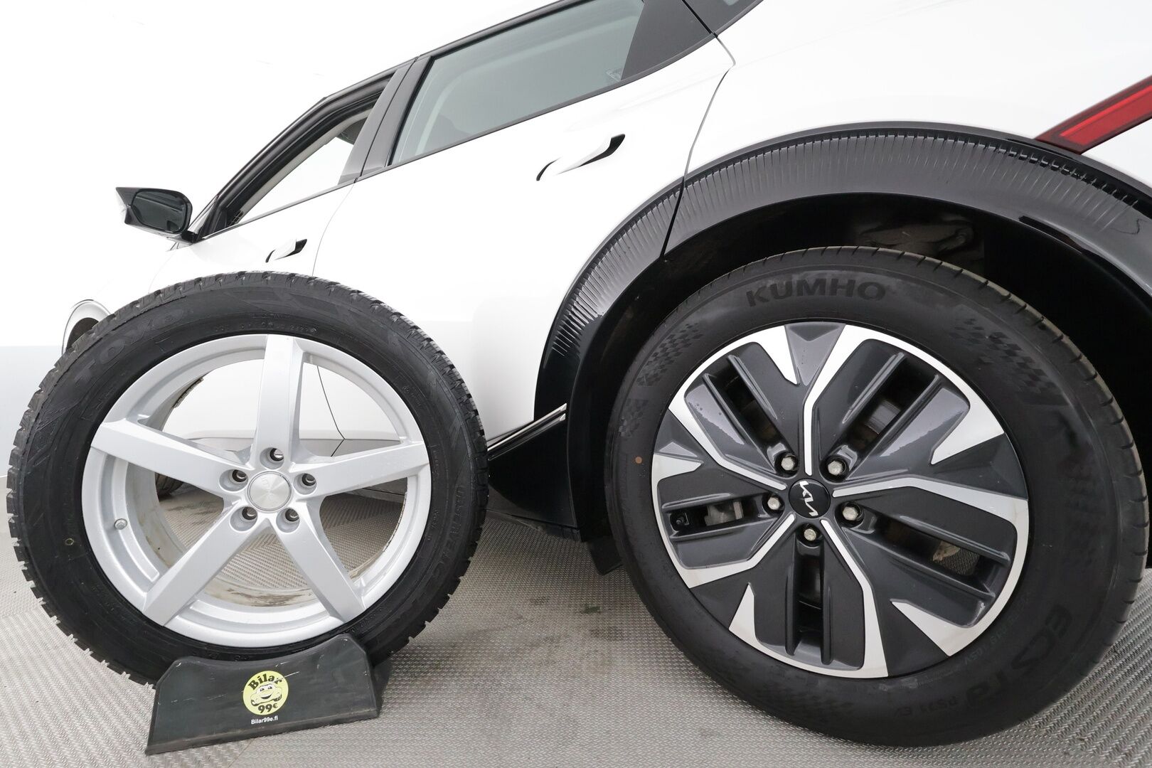 Kia EV6 2023 AWD 58 kWh 235 hv * ACC / Koukku / ILP / P.Kamera / Muistipenkki / Navi / LED / Keyless / Sähköluukku * - 1.Om Suomi-auto / Kahdet renkaat aluvanteilla / Merkkihuollettu - HULLUT AVAJAISHULINAT KORKOTARJOUS 3,29 %