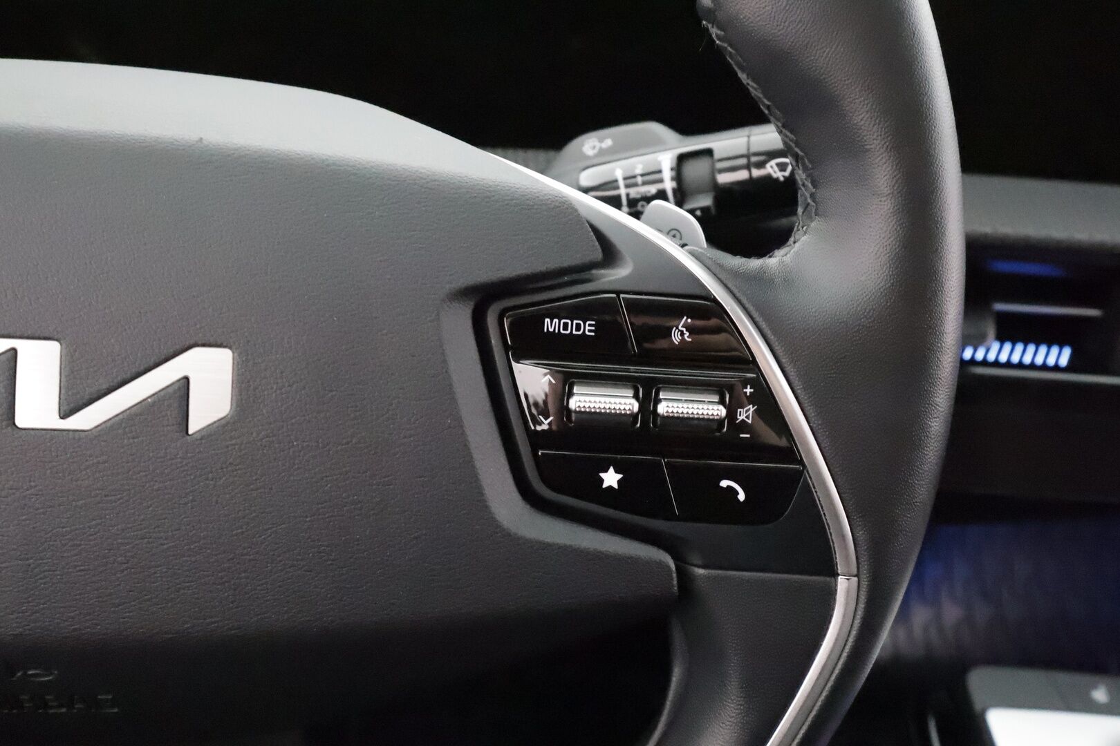 Kia EV6 2023 AWD 58 kWh 235 hv * ACC / Koukku / ILP / P.Kamera / Muistipenkki / Navi / LED / Keyless / Sähköluukku * - 1.Om Suomi-auto / Kahdet renkaat aluvanteilla / Merkkihuollettu - HULLUT AVAJAISHULINAT KORKOTARJOUS 3,29 %