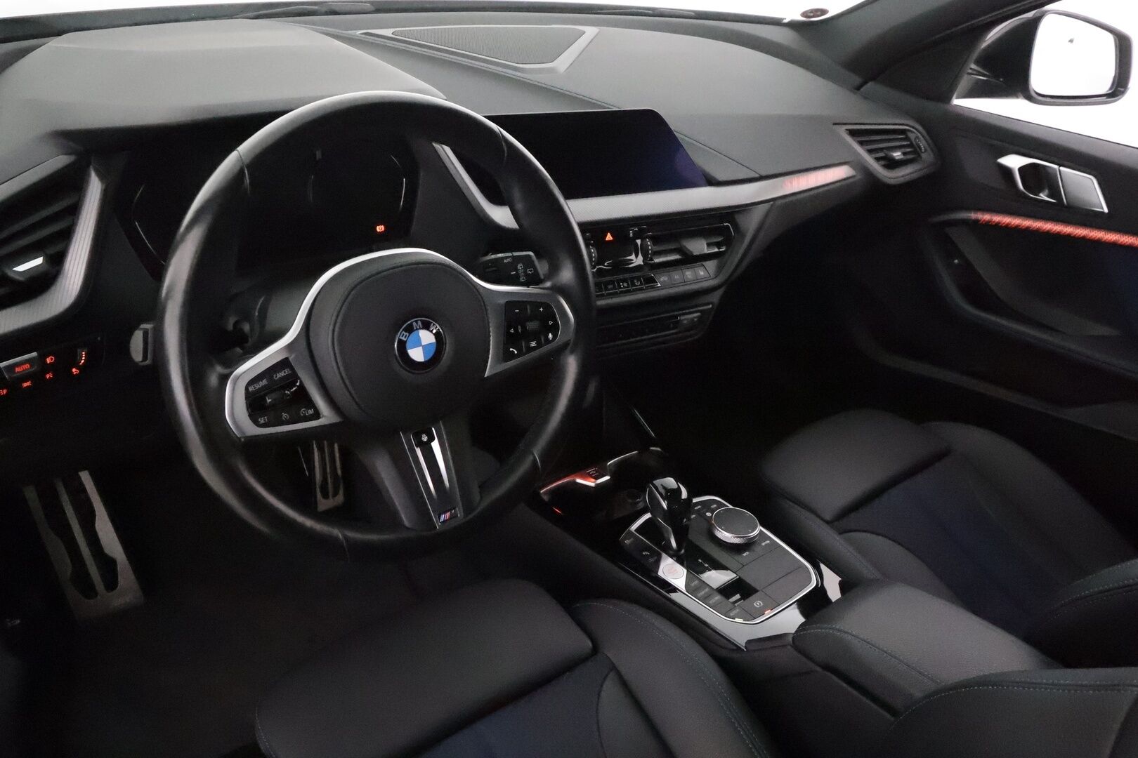 BMW 118 2020 F40 Hatchback 118i A Business M Sport **Vakkari / Sporttipenkit / LED / Hifi / P.tutkat / Digimittaristo** - Kahdet renkaat aluvanteilla