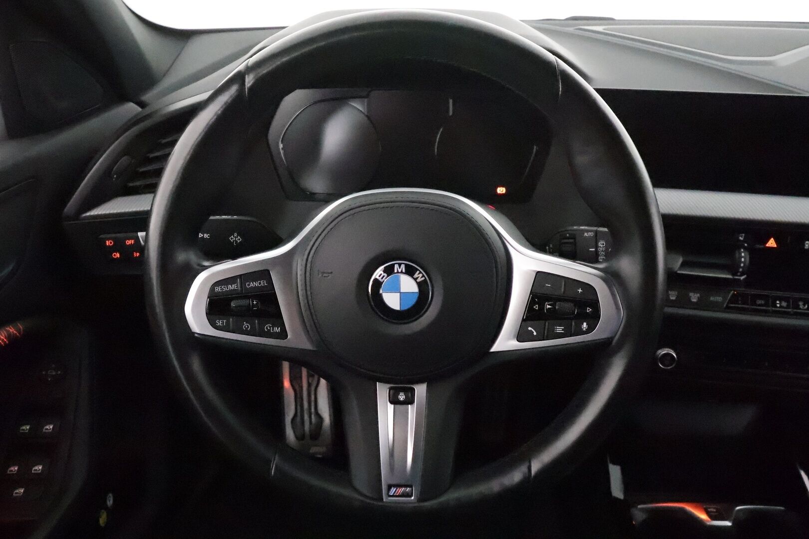 BMW 118 2020 F40 Hatchback 118i A Business M Sport **Vakkari / Sporttipenkit / LED / Hifi / P.tutkat / Digimittaristo** - Kahdet renkaat aluvanteilla