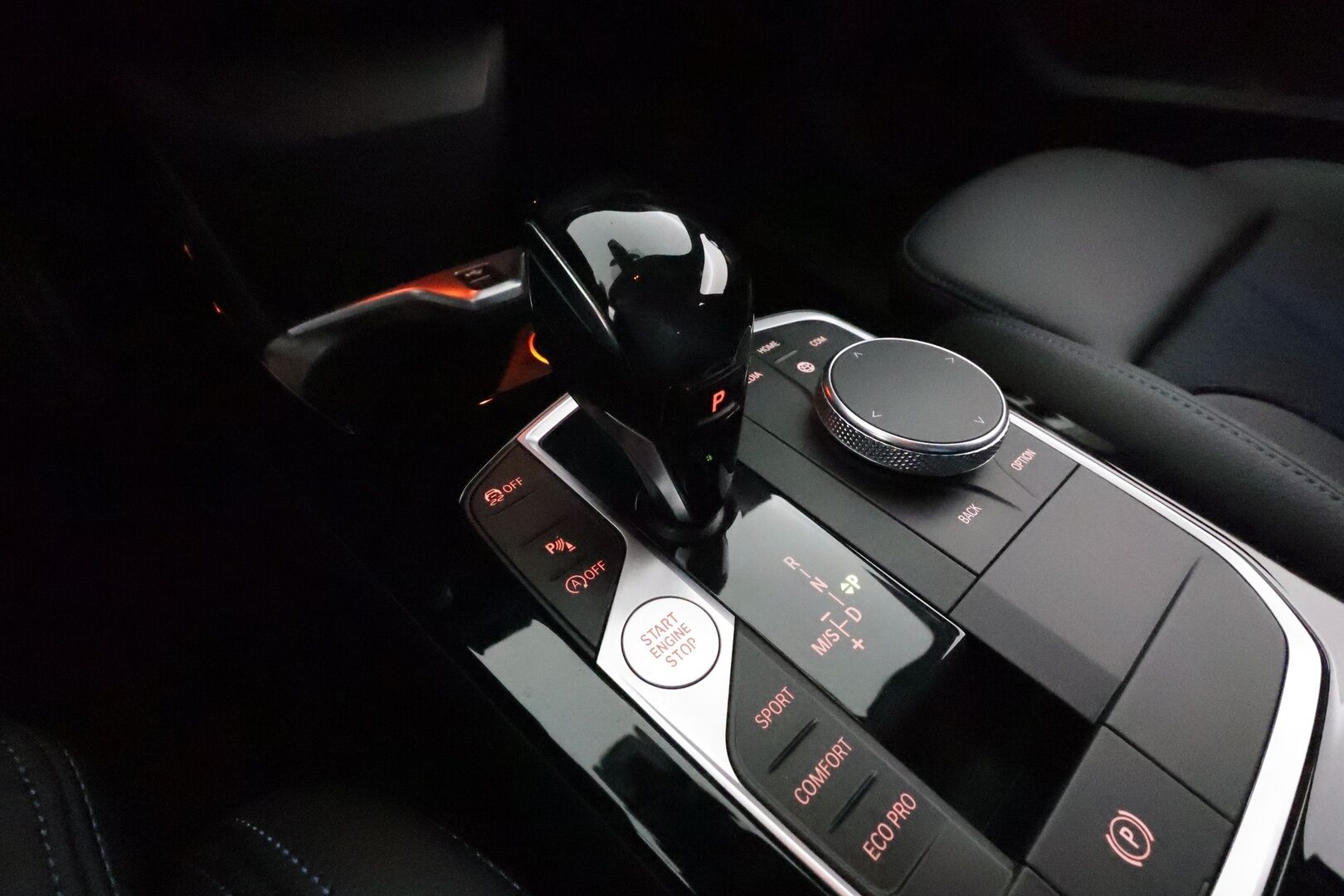 BMW 118 2020 F40 Hatchback 118i A Business M Sport **Vakkari / Sporttipenkit / LED / Hifi / P.tutkat / Digimittaristo** - Kahdet renkaat aluvanteilla