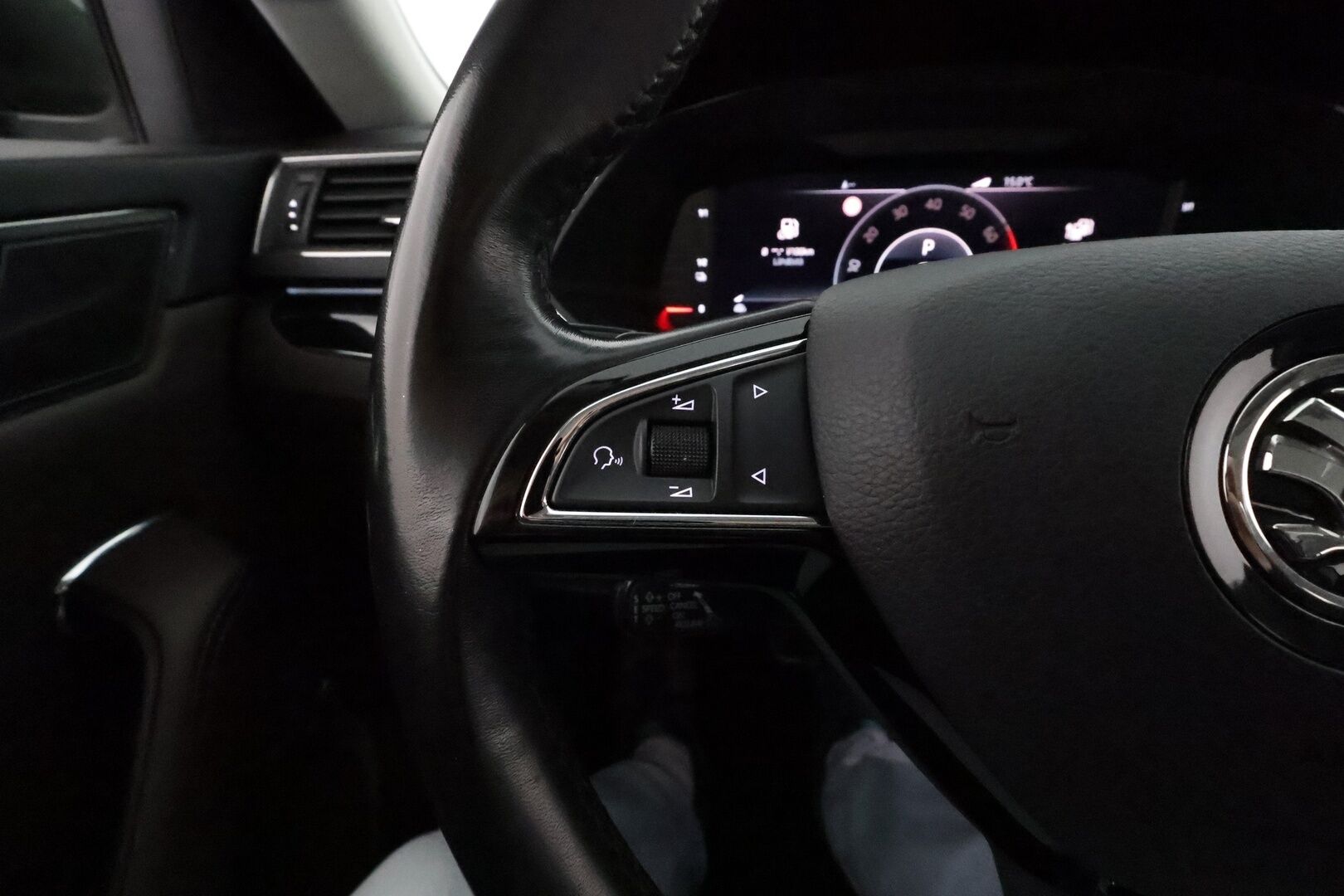 Skoda Superb 2020 Combi 1,4 TSI PHEV L&K iV DSG **Panorama / Webasto / Koukku / ACC / Matrix-LED / P.kamera / Ilmastoidut Muistinahat** - 2x Latauskaapelit / Kahdet Renkaat / Merkkihuollettu! - Osta nyt, maksa vasta ensi vuonna