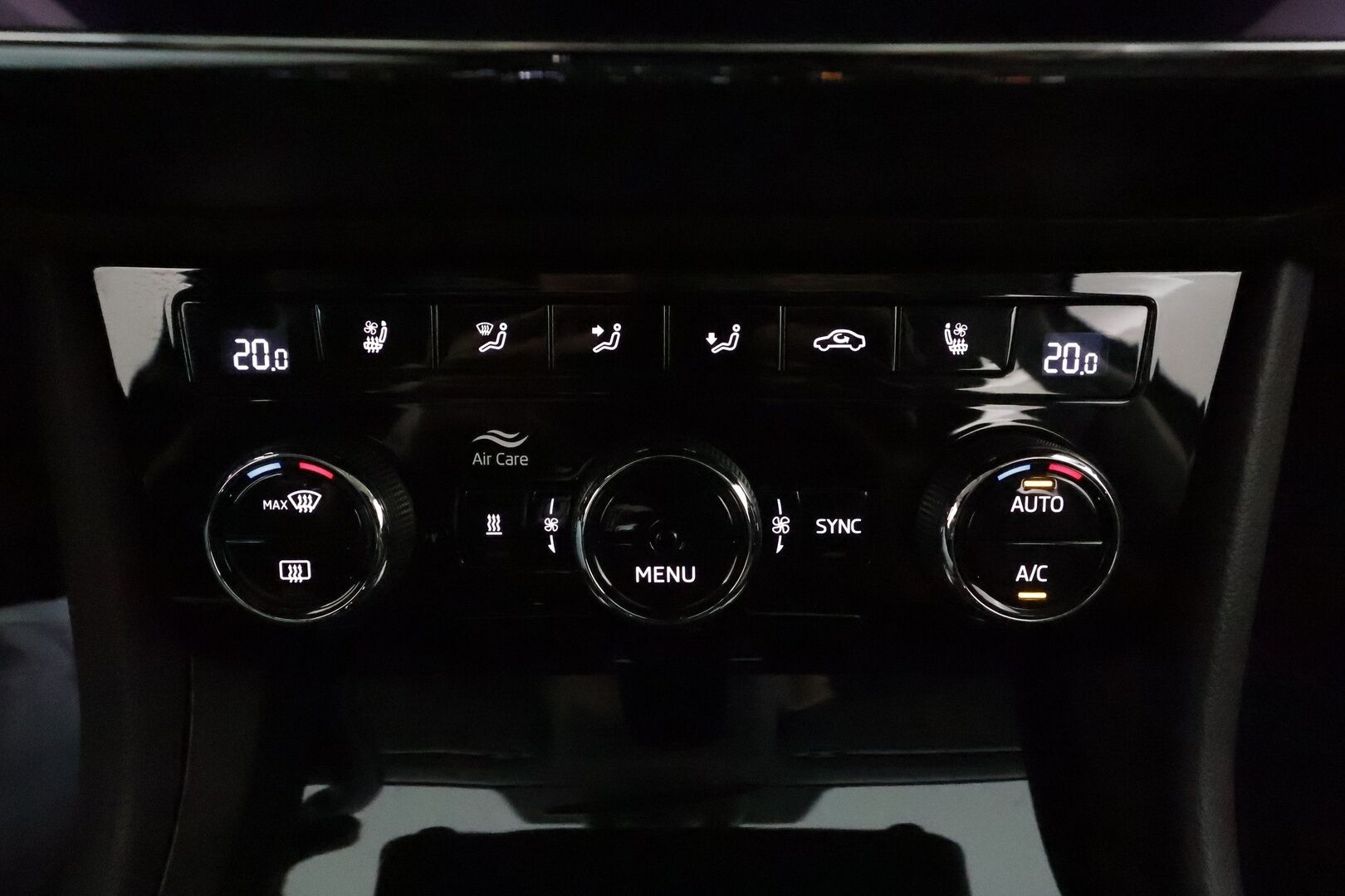 Skoda Superb 2020 Combi 1,4 TSI PHEV L&K iV DSG **Panorama / Webasto / Koukku / ACC / Matrix-LED / P.kamera / Ilmastoidut Muistinahat** - 2x Latauskaapelit / Kahdet Renkaat / Merkkihuollettu! - Osta nyt, maksa vasta ensi vuonna