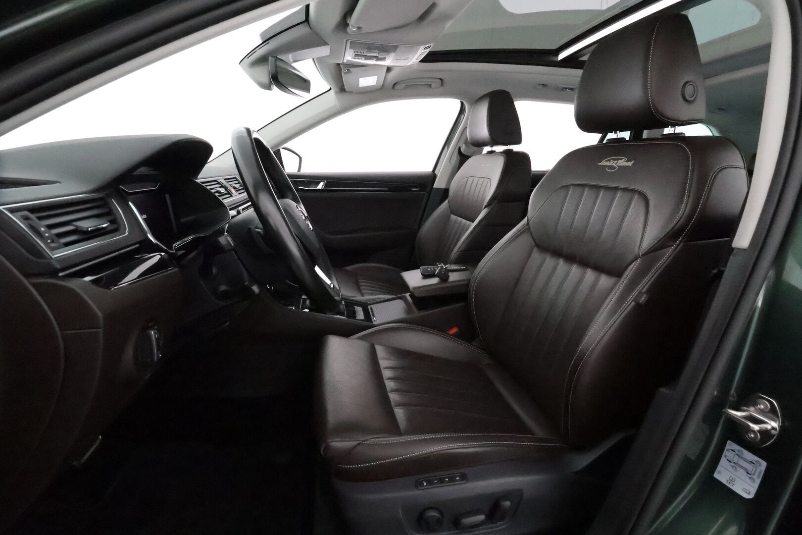 Skoda Superb 2020 Combi 1,4 TSI PHEV L&K iV DSG **Panorama / Webasto / Koukku / ACC / Matrix-LED / P.kamera / Ilmastoidut Muistinahat** - 2x Latauskaapelit / Kahdet Renkaat / Merkkihuollettu!