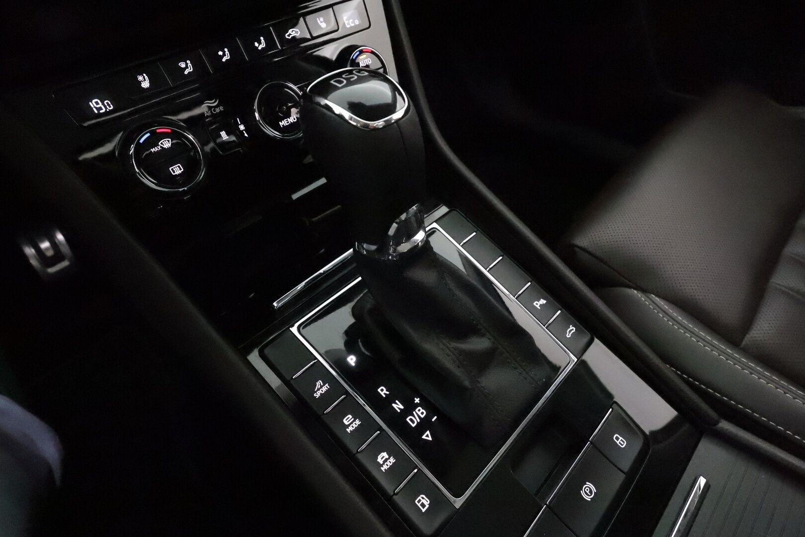 Skoda Superb 2020 Combi 1,4 TSI PHEV L&K iV DSG **Panorama / Webasto / Koukku / ACC / Matrix-LED / P.kamera / Ilmastoidut Muistinahat** - 2x Latauskaapelit / Kahdet Renkaat / Merkkihuollettu! - Osta nyt, maksa vasta ensi vuonna