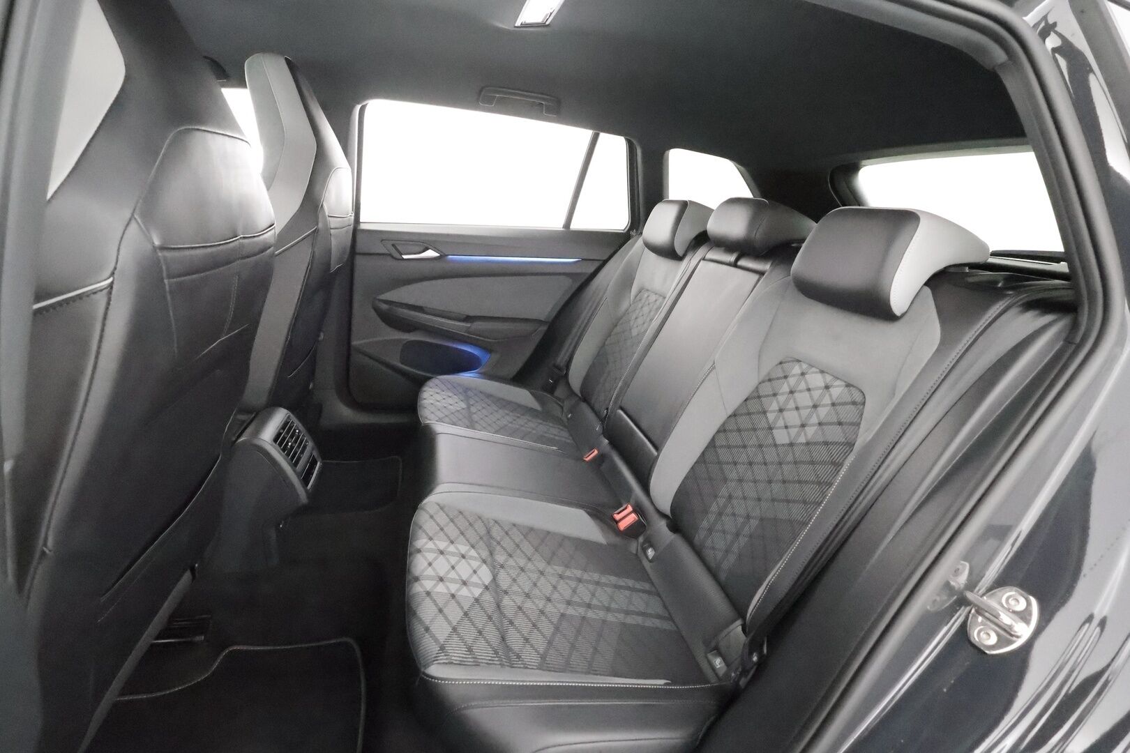 Volkswagen Golf 2023 Variant R-Line 1,5 eTSI (MHEV) DSG - Webasto | Koukku | ACC | Digimittaristo | P.Kamera | Kaistavahti | Keyless | LED | Merkkihuollot