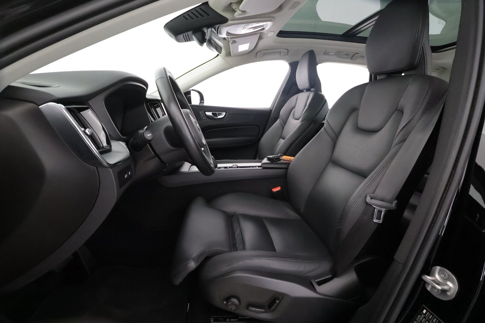 Volvo XC60 2023 T6 AWD Long Range Plus Dark aut - | ACC | Webasto | Panorama | Sporttinahat muistilla | P.kamera | Full-LED Active | Pilot Assist | Keyless | 1-om suomiauto | Merkkihuollot |