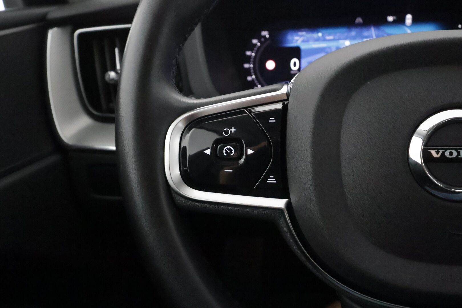 Volvo XC60 2023 T6 AWD Long Range Plus Dark aut - | ACC | Webasto | Panorama | Sporttinahat muistilla | P.kamera | Full-LED Active | Pilot Assist | Keyless | 1-om suomiauto | Merkkihuollot |