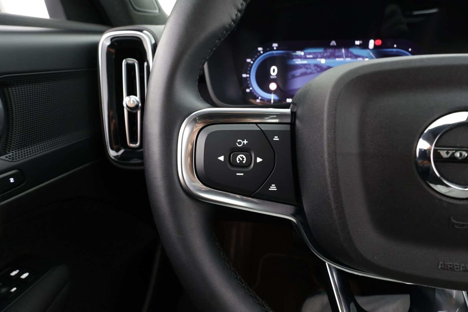 Volvo C40 2023 Recharge Single Plus * ACC / ILP / P.kamera / BLIS / Facelift / LED / Navi / Lasikatto / Muistipenkki * - 1.Om Suomi-auto / Kahdet renkaat aluvanteilla / Merkkihuollettu