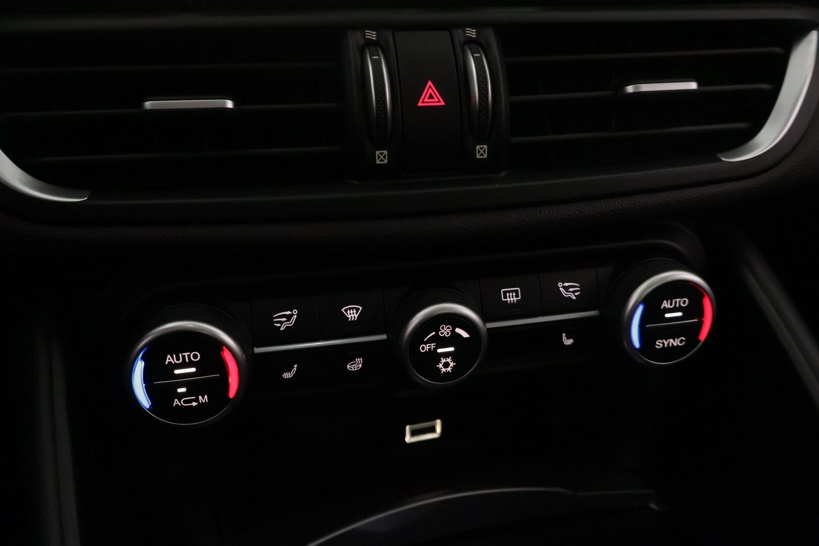 Alfa Romeo Giulia 2017 2,0 Bensiini 280hp AT8 AWD Veloce - 2,0 Bensiini 280hp AT8 AWD Veloce | Panorama | Vakkari | P.Kamera | Muistipenkki | Sporttipenkit | Keyless 