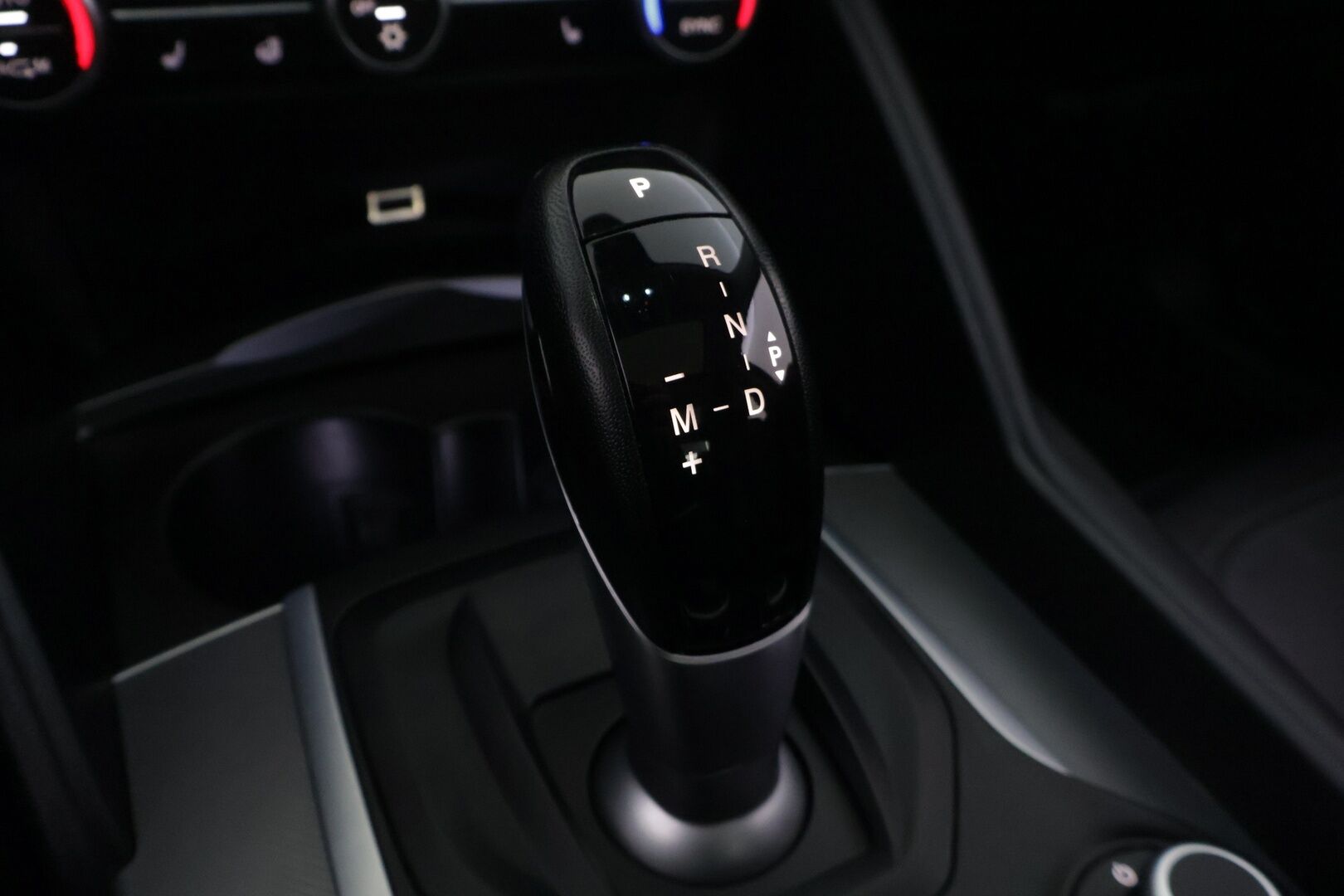 Alfa Romeo Giulia 2017 2,0 Bensiini 280hp AT8 AWD Veloce - 2,0 Bensiini 280hp AT8 AWD Veloce | Panorama | Vakkari | P.Kamera | Muistipenkki | Sporttipenkit | Keyless 