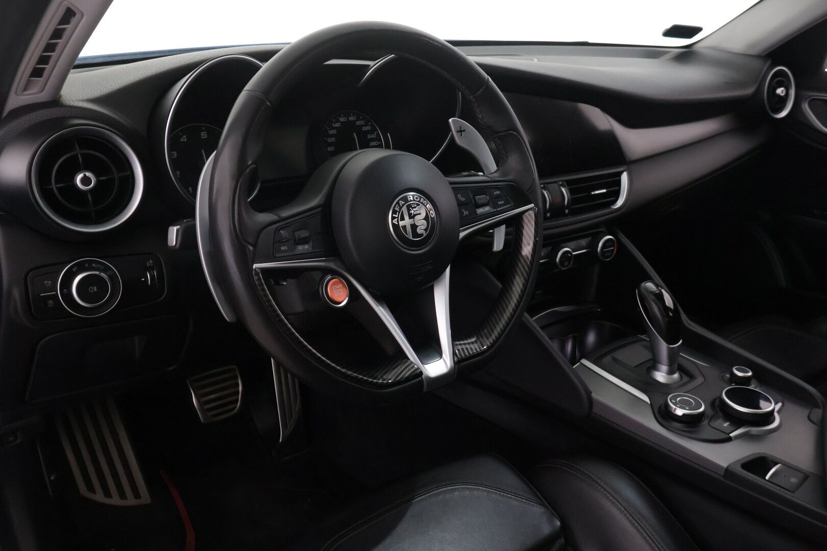Alfa Romeo Giulia 2017 2,0 Bensiini 280hp AT8 AWD Veloce - 2,0 Bensiini 280hp AT8 AWD Veloce | Panorama | Vakkari | P.Kamera | Muistipenkki | Sporttipenkit | Keyless 