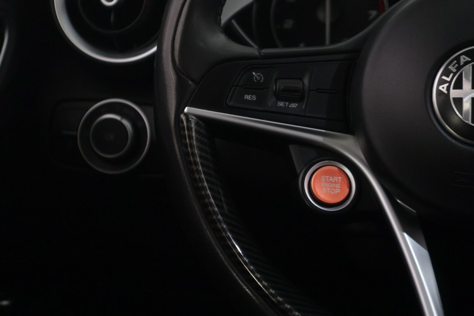 Alfa Romeo Giulia 2017 2,0 Bensiini 280hp AT8 AWD Veloce - 2,0 Bensiini 280hp AT8 AWD Veloce | Panorama | Vakkari | P.Kamera | Muistipenkki | Sporttipenkit | Keyless 