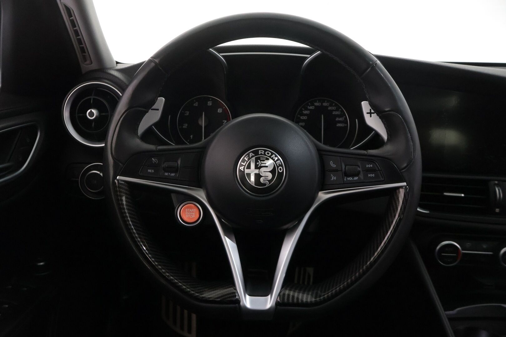 Alfa Romeo Giulia 2017 2,0 Bensiini 280hp AT8 AWD Veloce - 2,0 Bensiini 280hp AT8 AWD Veloce | Panorama | Vakkari | P.Kamera | Muistipenkki | Sporttipenkit | Keyless 
