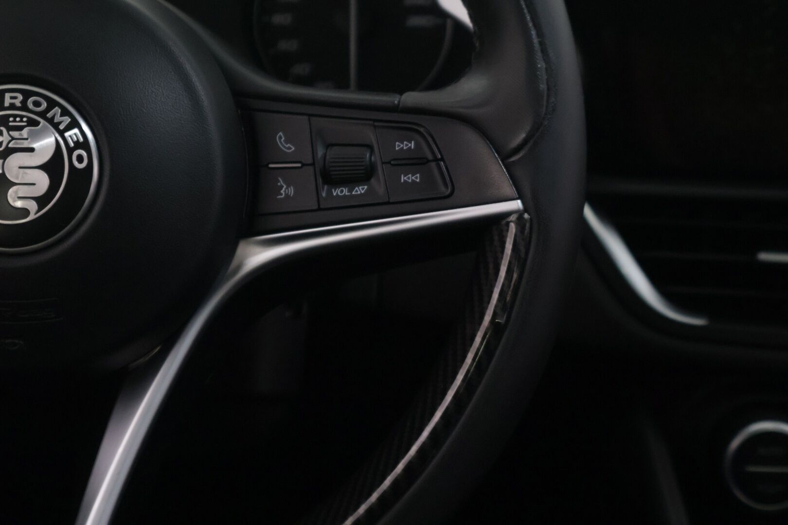 Alfa Romeo Giulia 2017 2,0 Bensiini 280hp AT8 AWD Veloce - 2,0 Bensiini 280hp AT8 AWD Veloce | Panorama | Vakkari | P.Kamera | Muistipenkki | Sporttipenkit | Keyless 