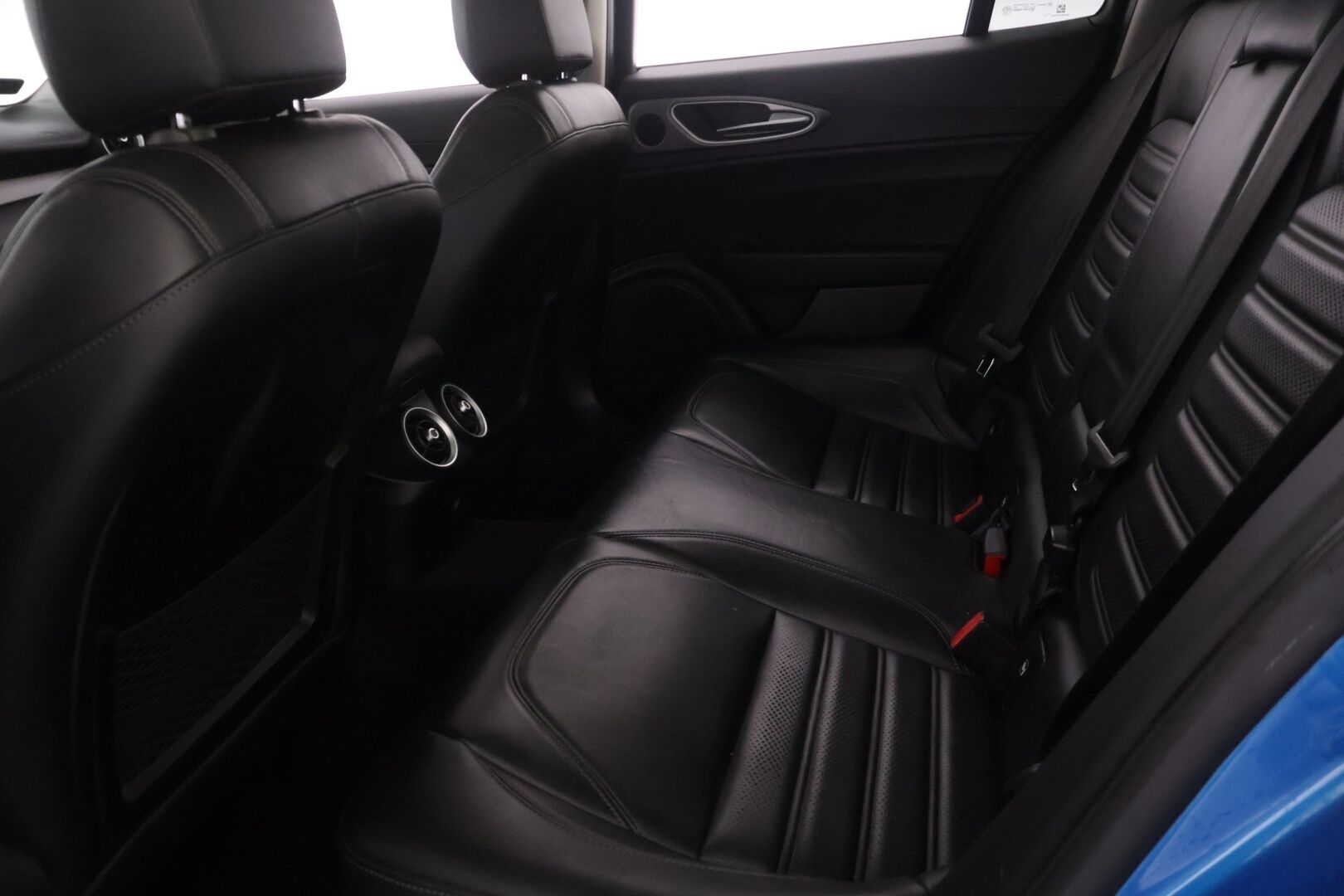 Alfa Romeo Giulia 2017 2,0 Bensiini 280hp AT8 AWD Veloce - 2,0 Bensiini 280hp AT8 AWD Veloce | Panorama | Vakkari | P.Kamera | Muistipenkki | Sporttipenkit | Keyless 