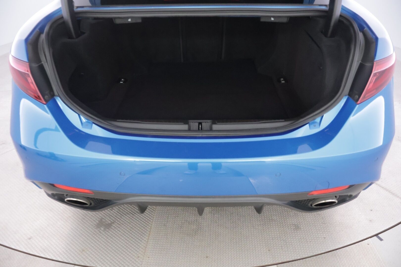 Alfa Romeo Giulia 2017 2,0 Bensiini 280hp AT8 AWD Veloce - 2,0 Bensiini 280hp AT8 AWD Veloce | Panorama | Vakkari | P.Kamera | Muistipenkki | Sporttipenkit | Keyless 
